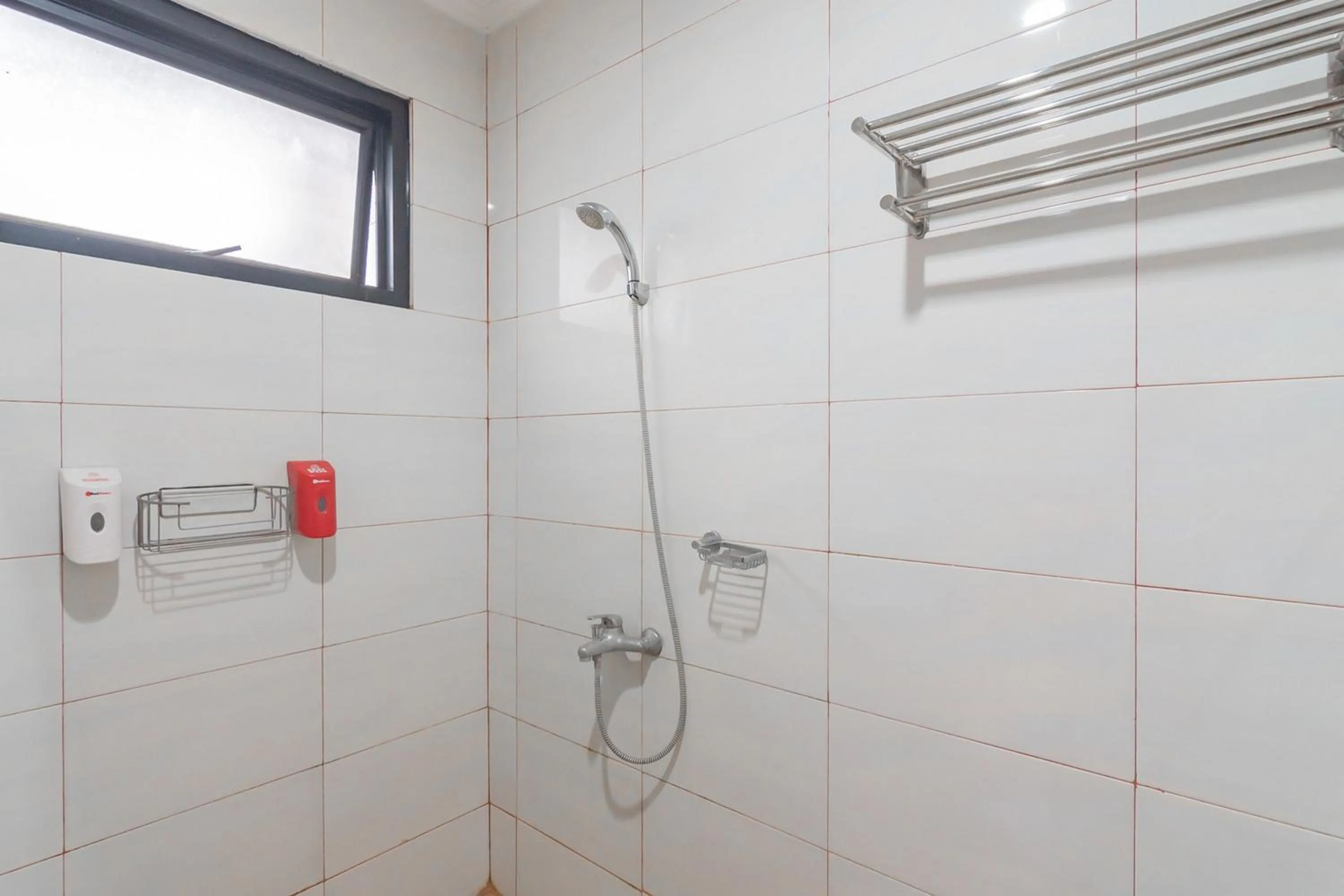 Bathroom in RedDoorz near Sukabumi Station 2