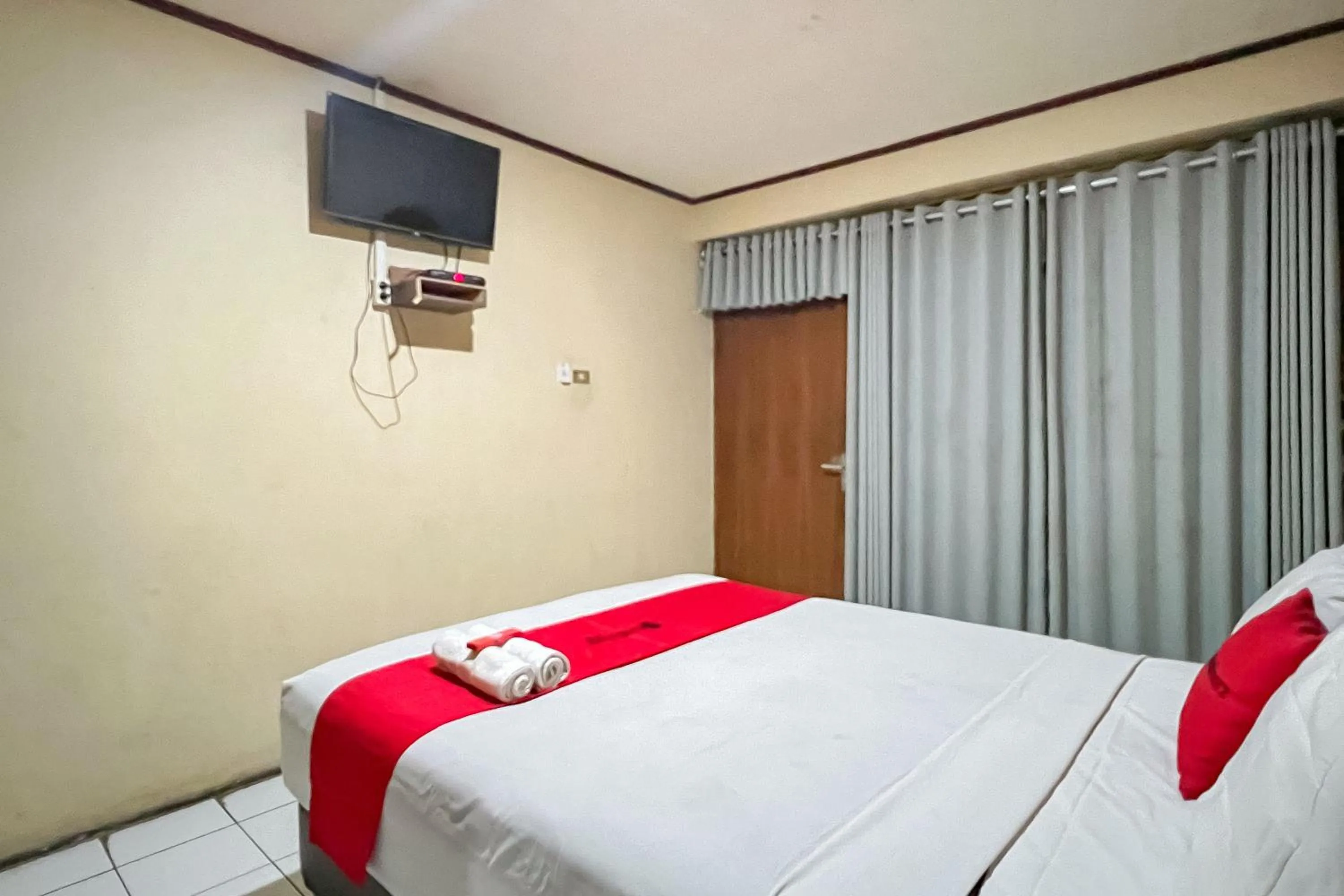 Bed in RedDoorz near Sukabumi Station 2