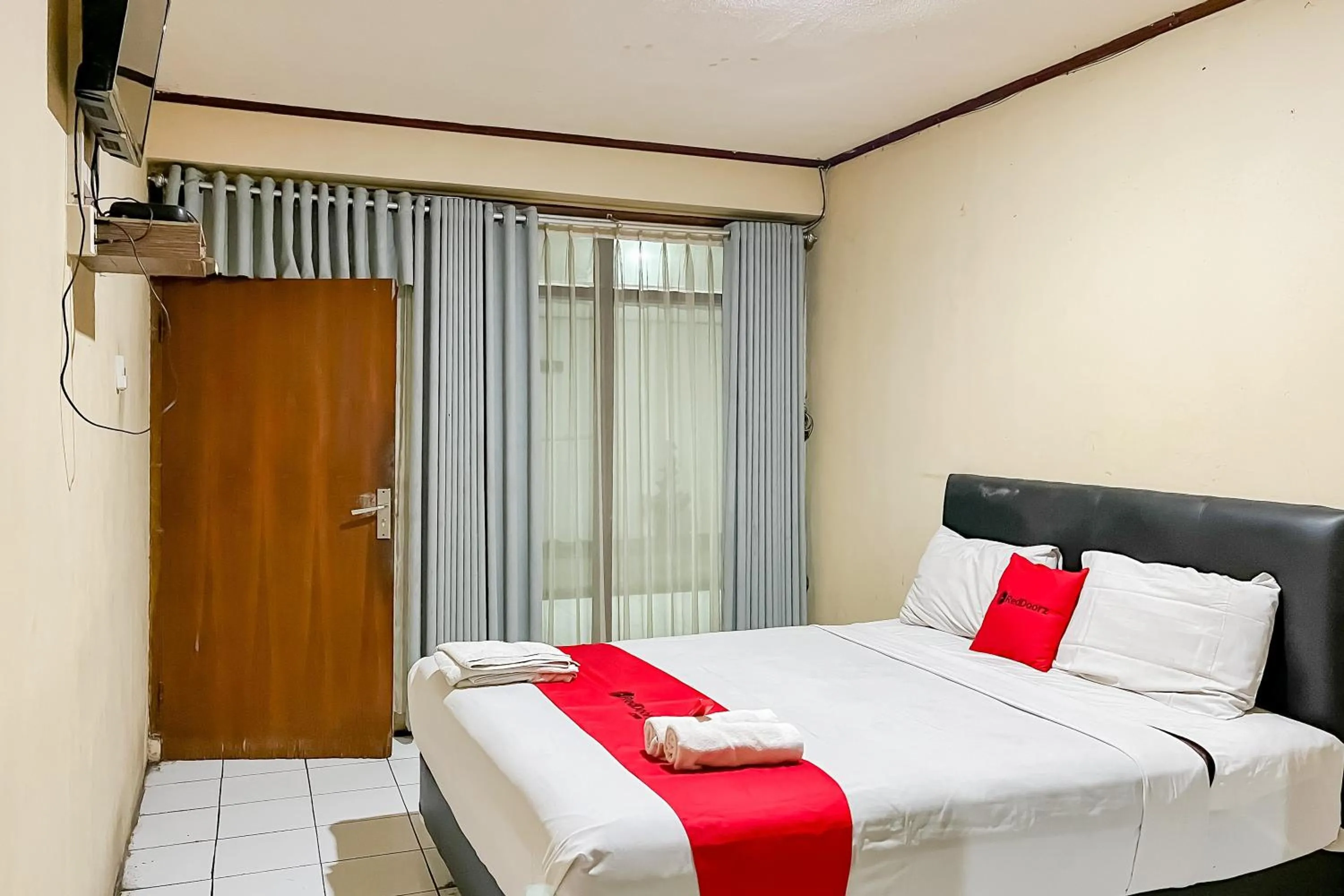 Bed in RedDoorz near Sukabumi Station 2