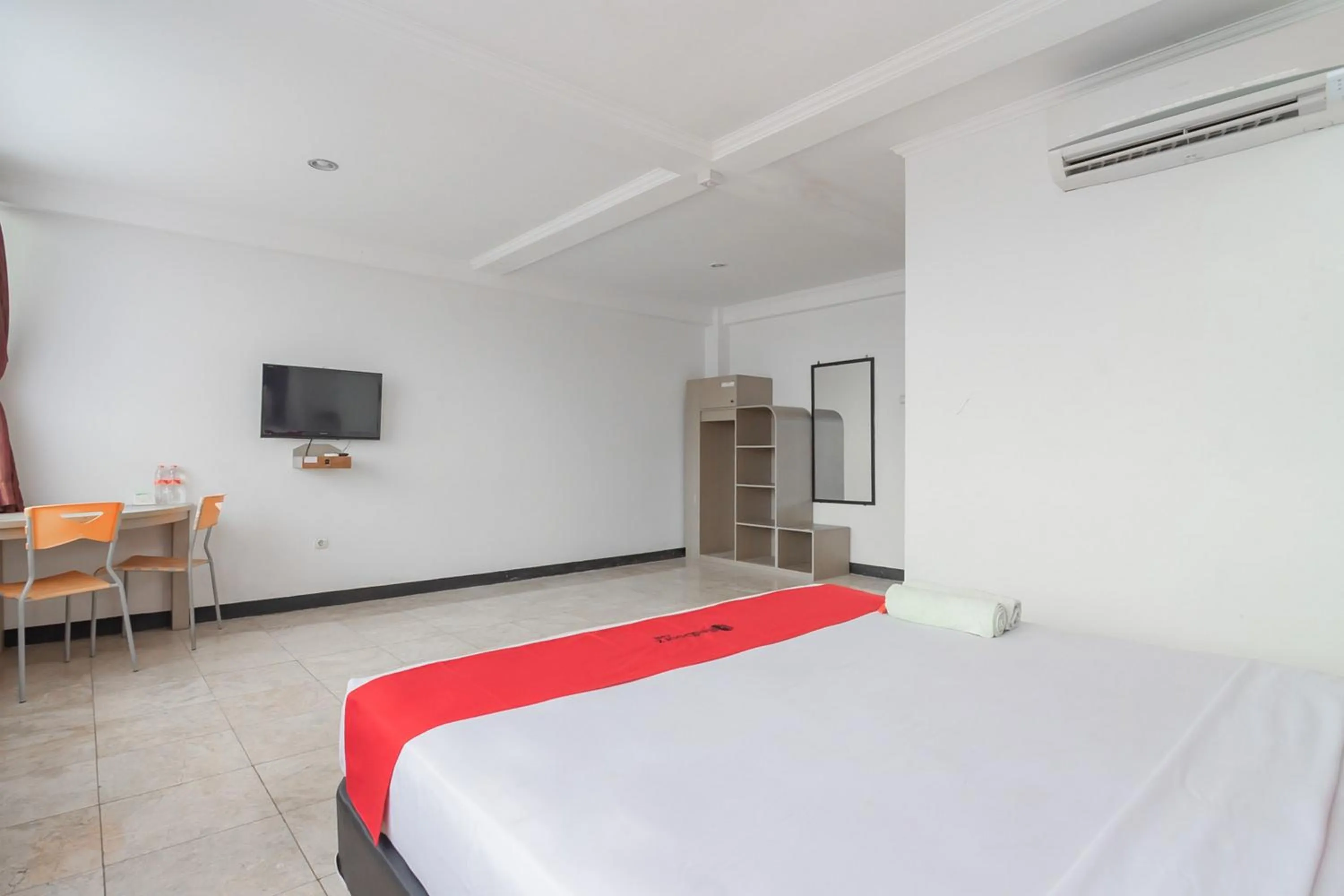 Bed in RedDoorz near Sukabumi Station 2