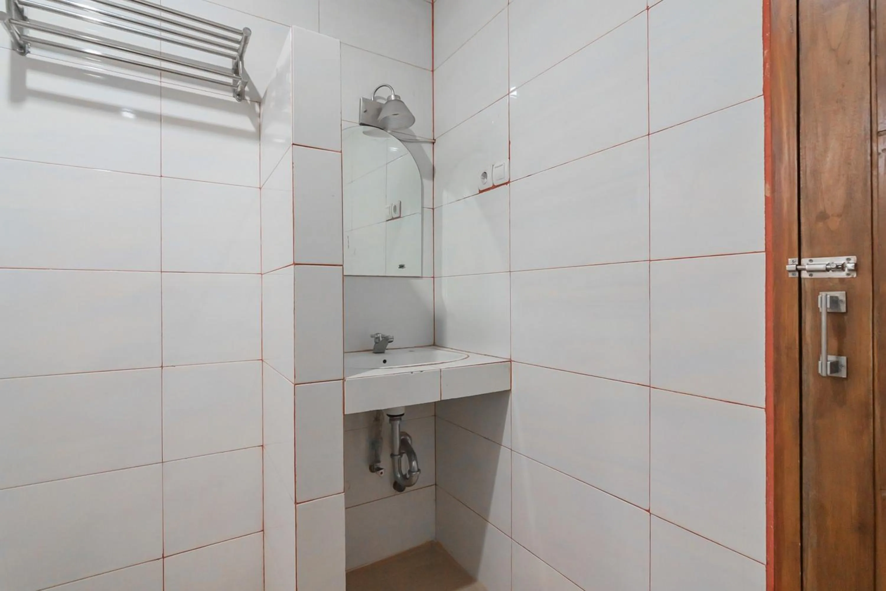 Bathroom in RedDoorz near Sukabumi Station 2