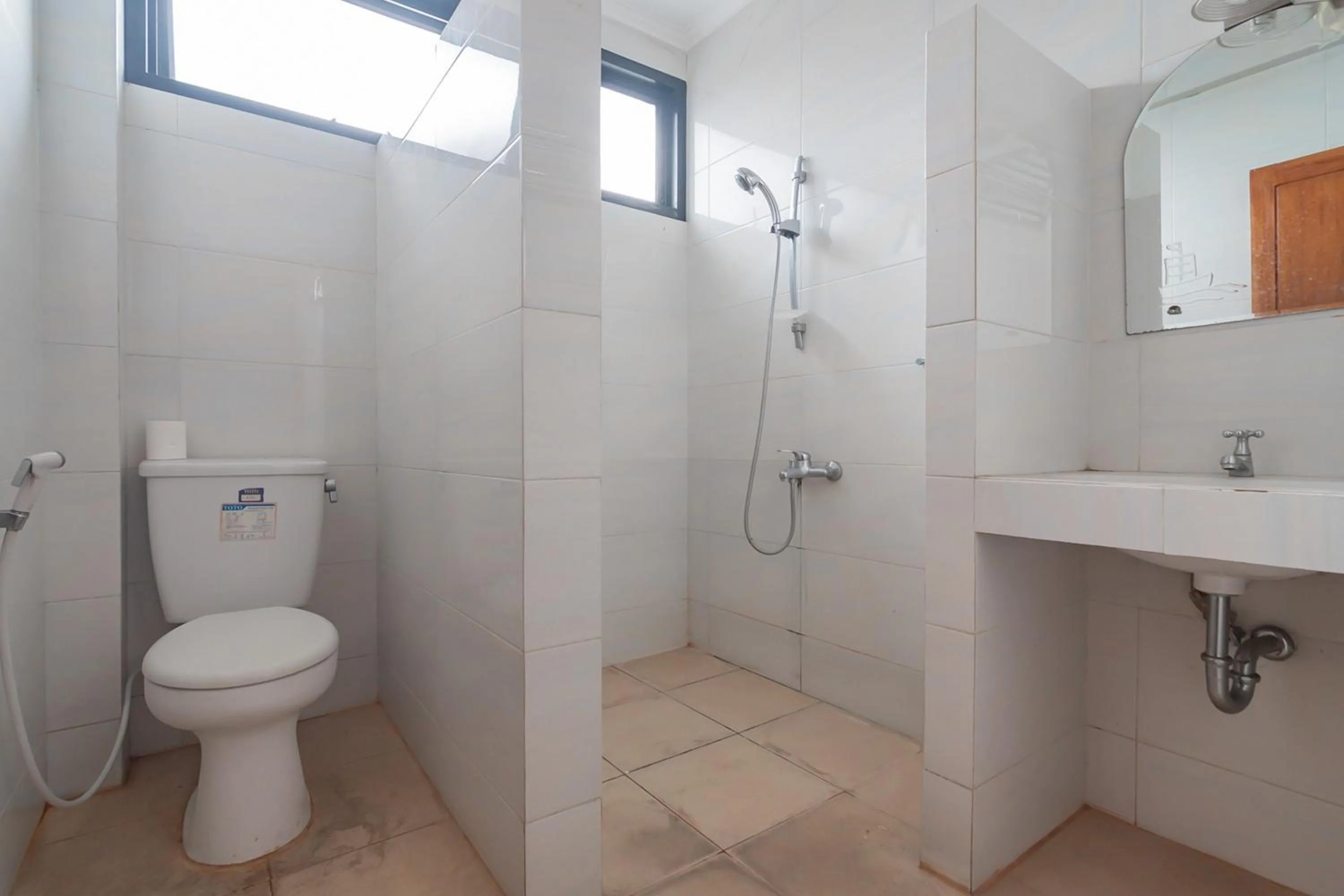 Bathroom in RedDoorz near Sukabumi Station 2