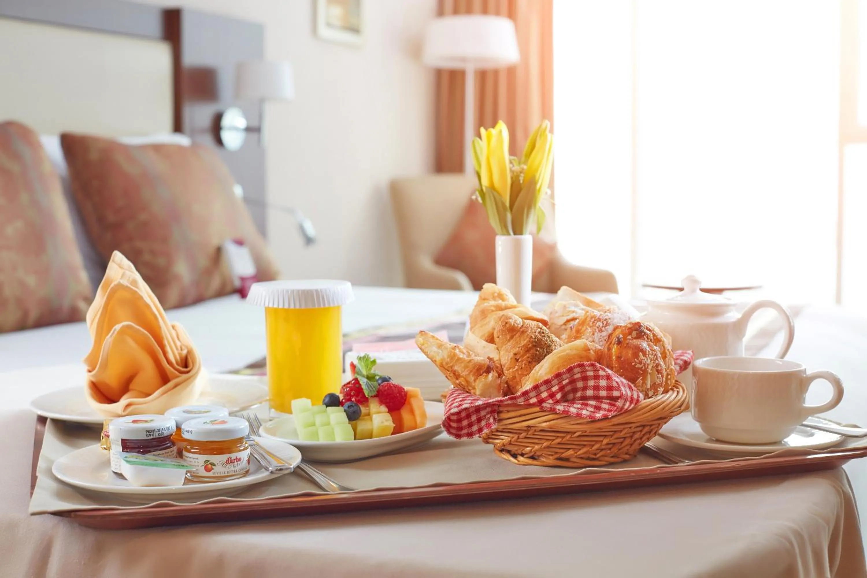 Bedroom, Bed in Millennium Plaza Downtown Suites