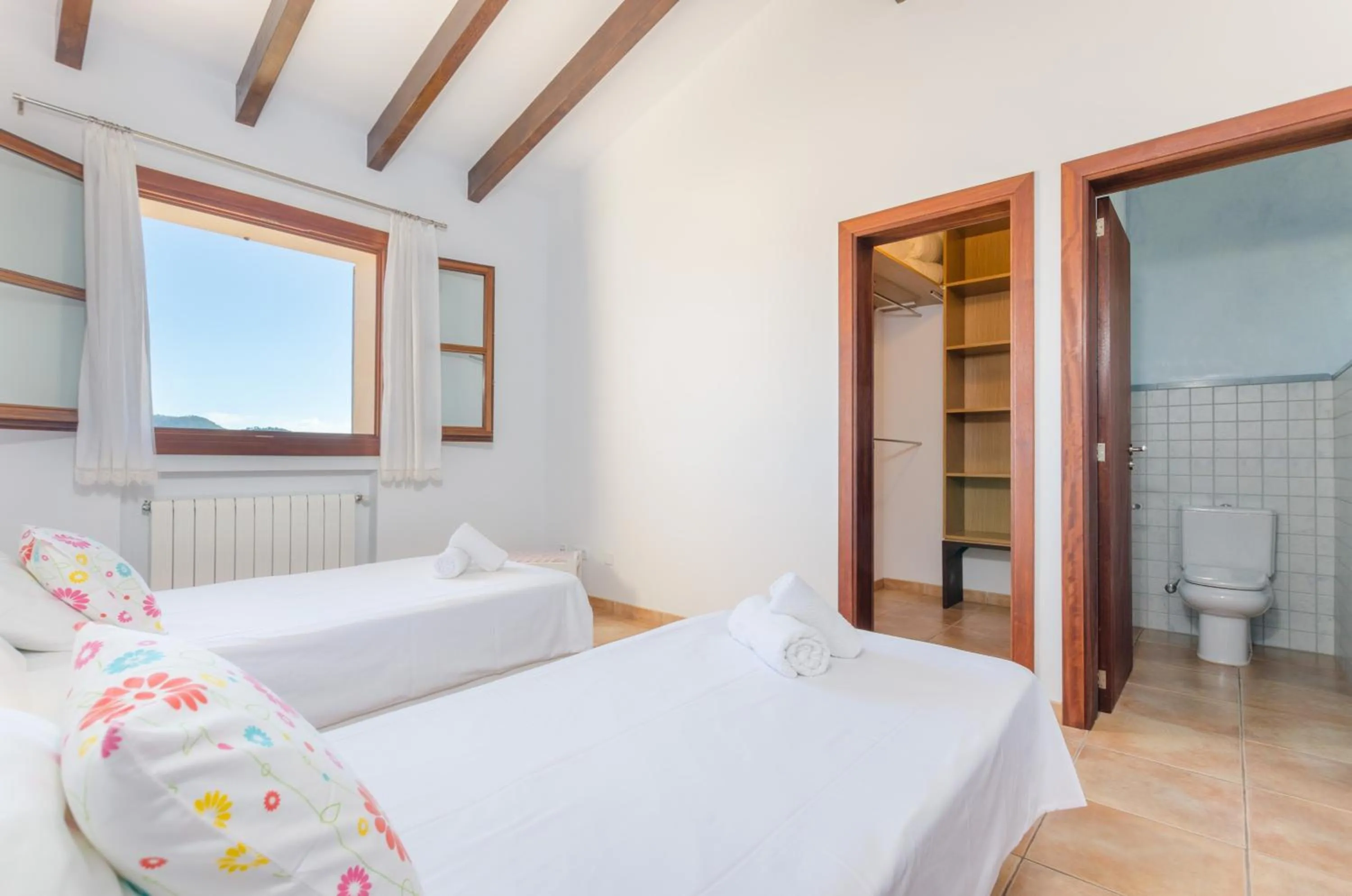 Bedroom, Bed in Na Maians
