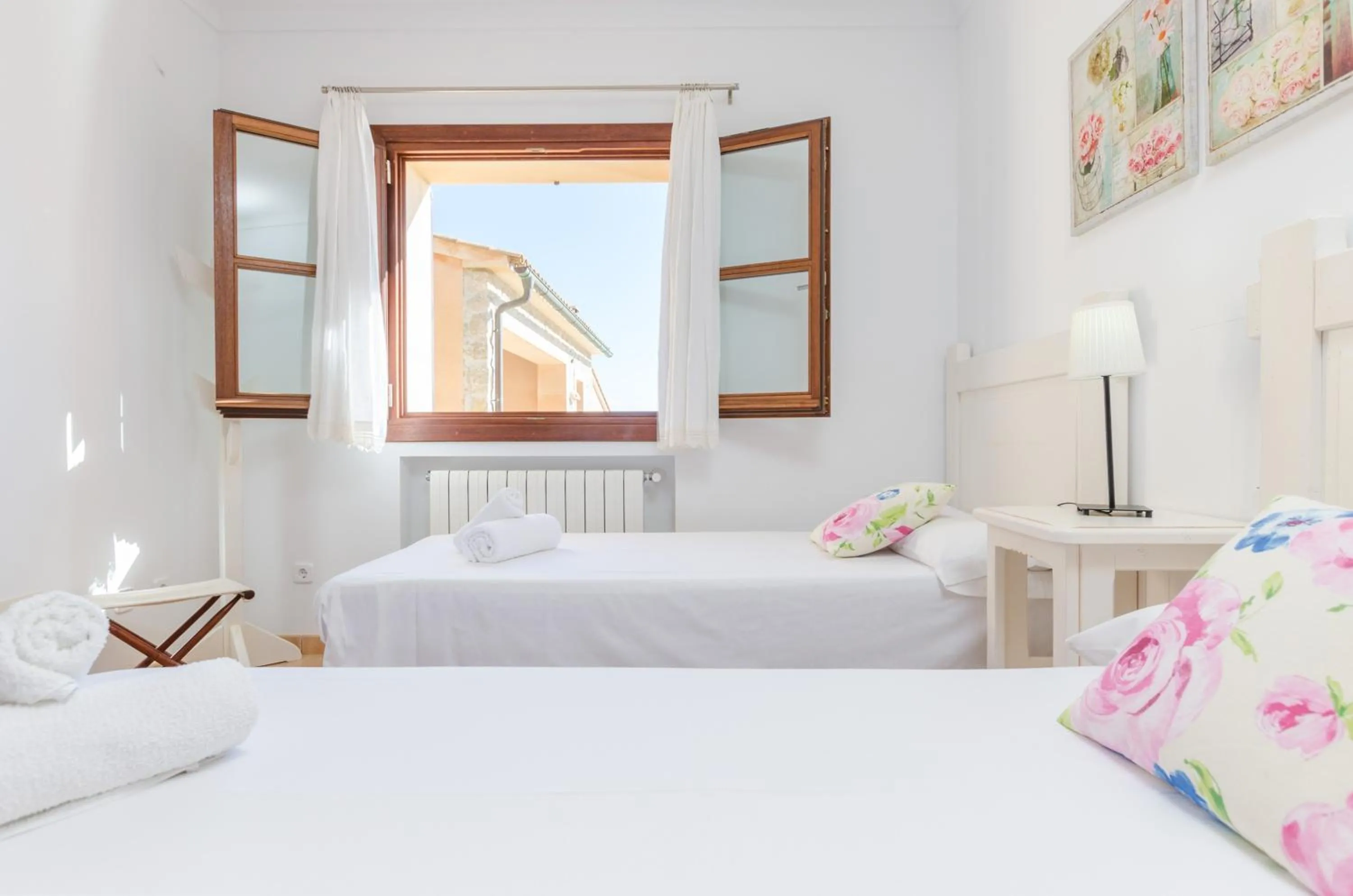 Bedroom, Bed in Na Maians