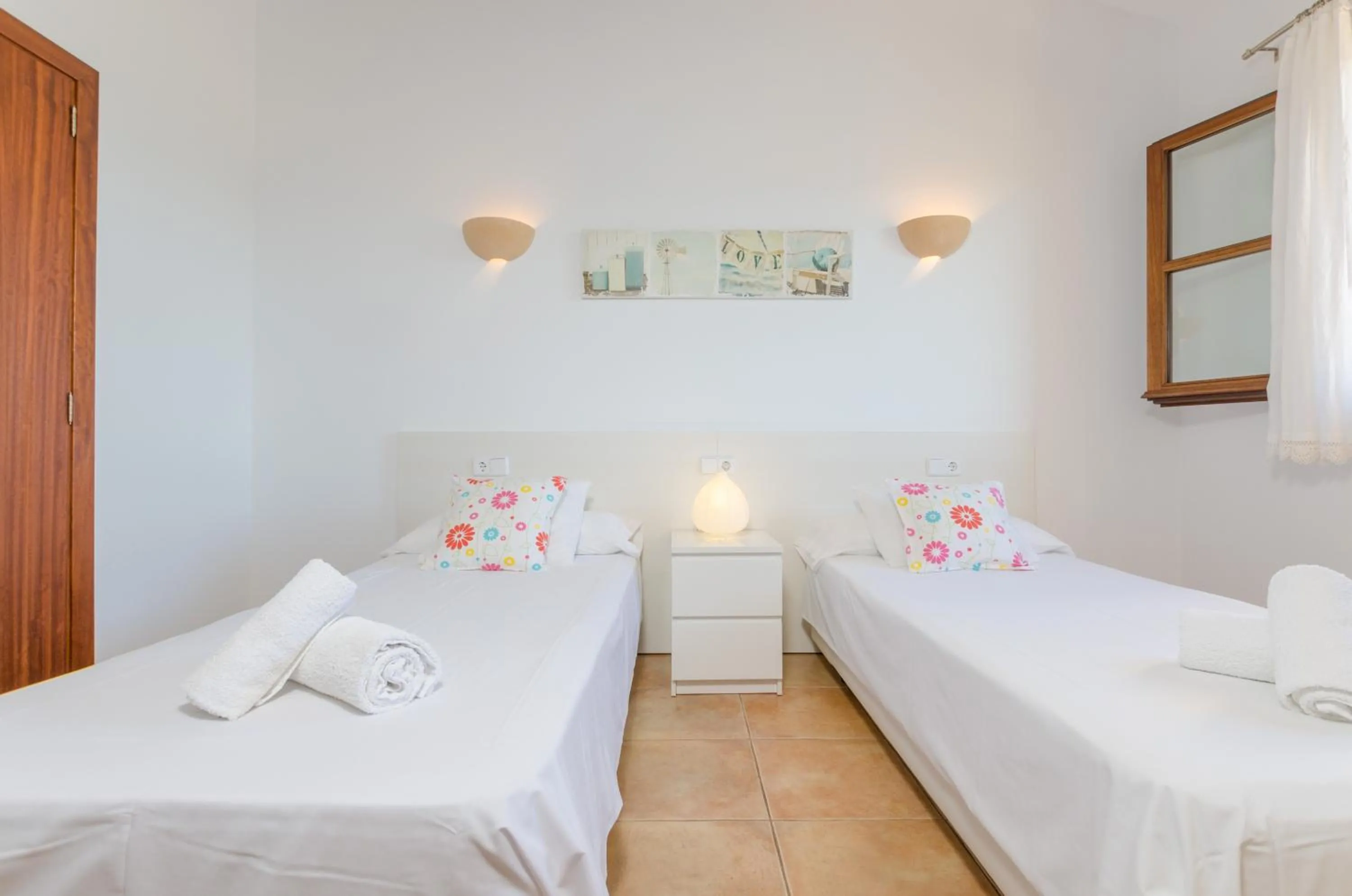 Bedroom, Bed in Na Maians