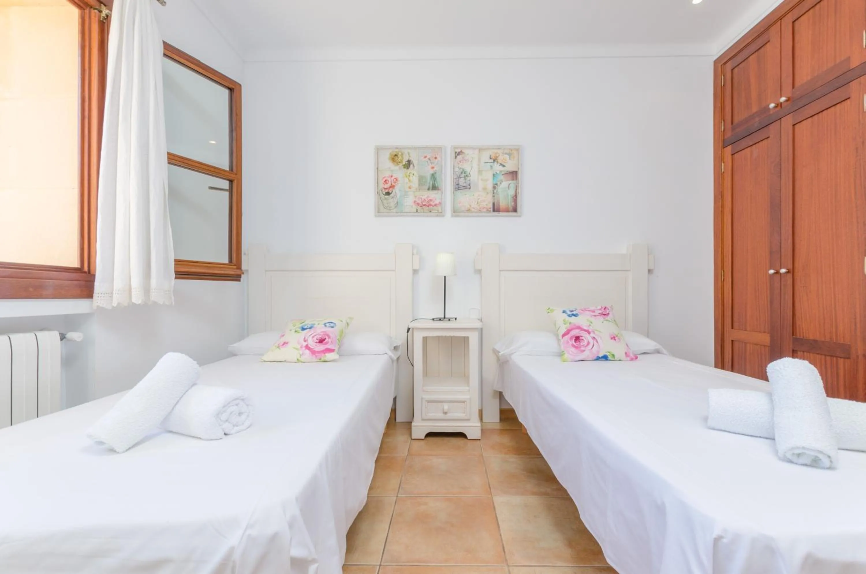 Bedroom, Bed in Na Maians