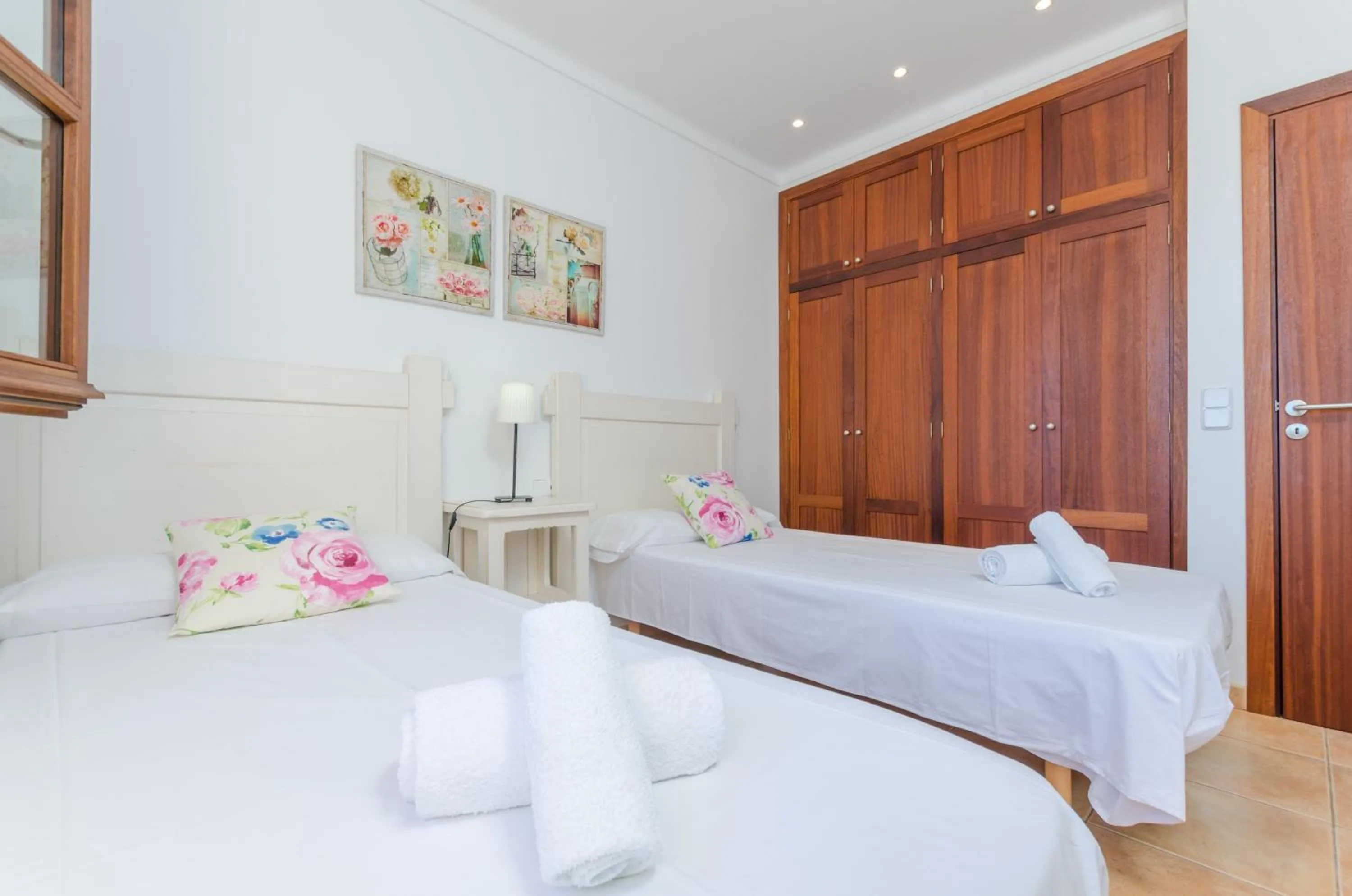 Bedroom, Bed in Na Maians