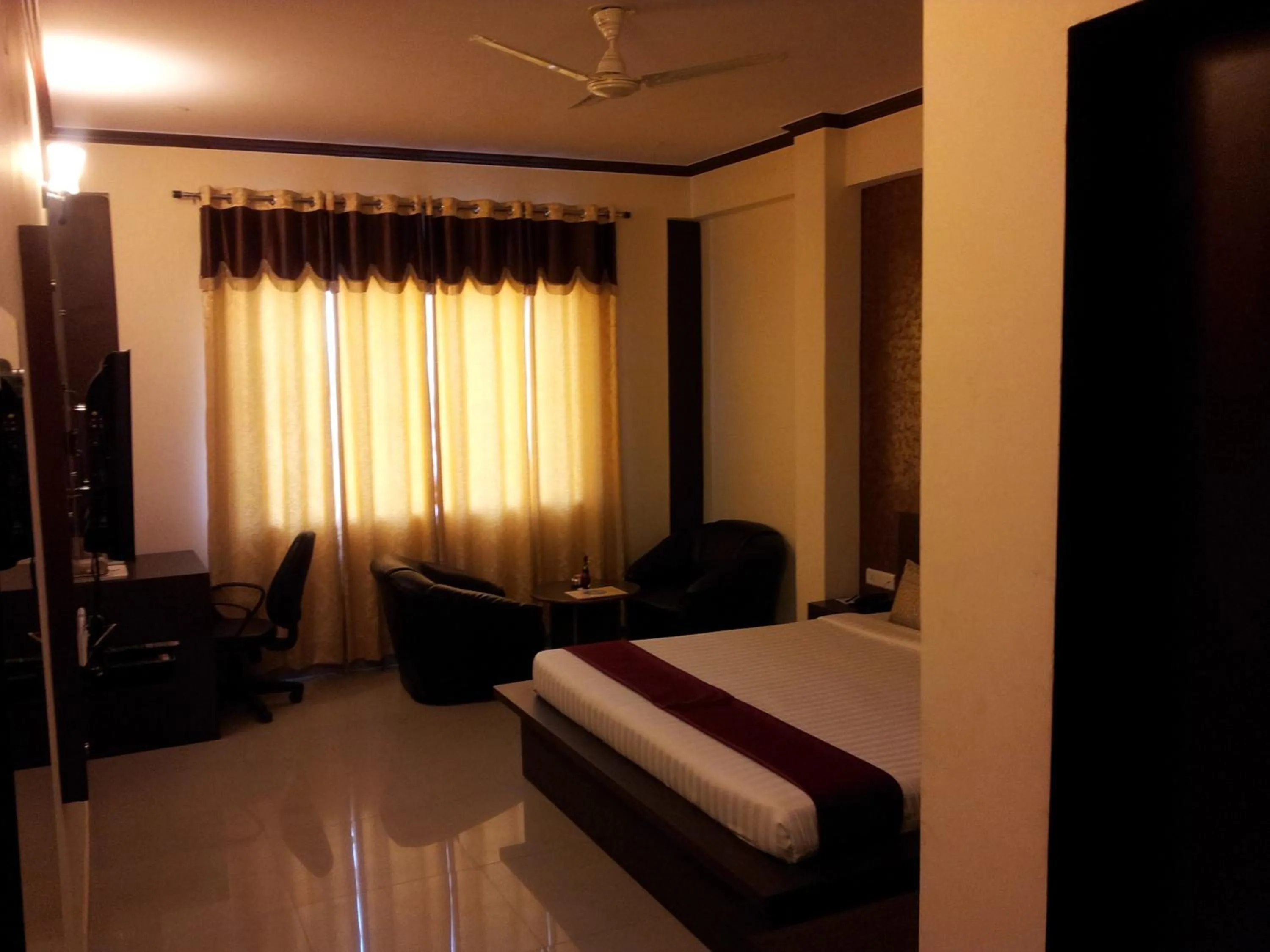 Bedroom, Bed in Hotel Savi Regency