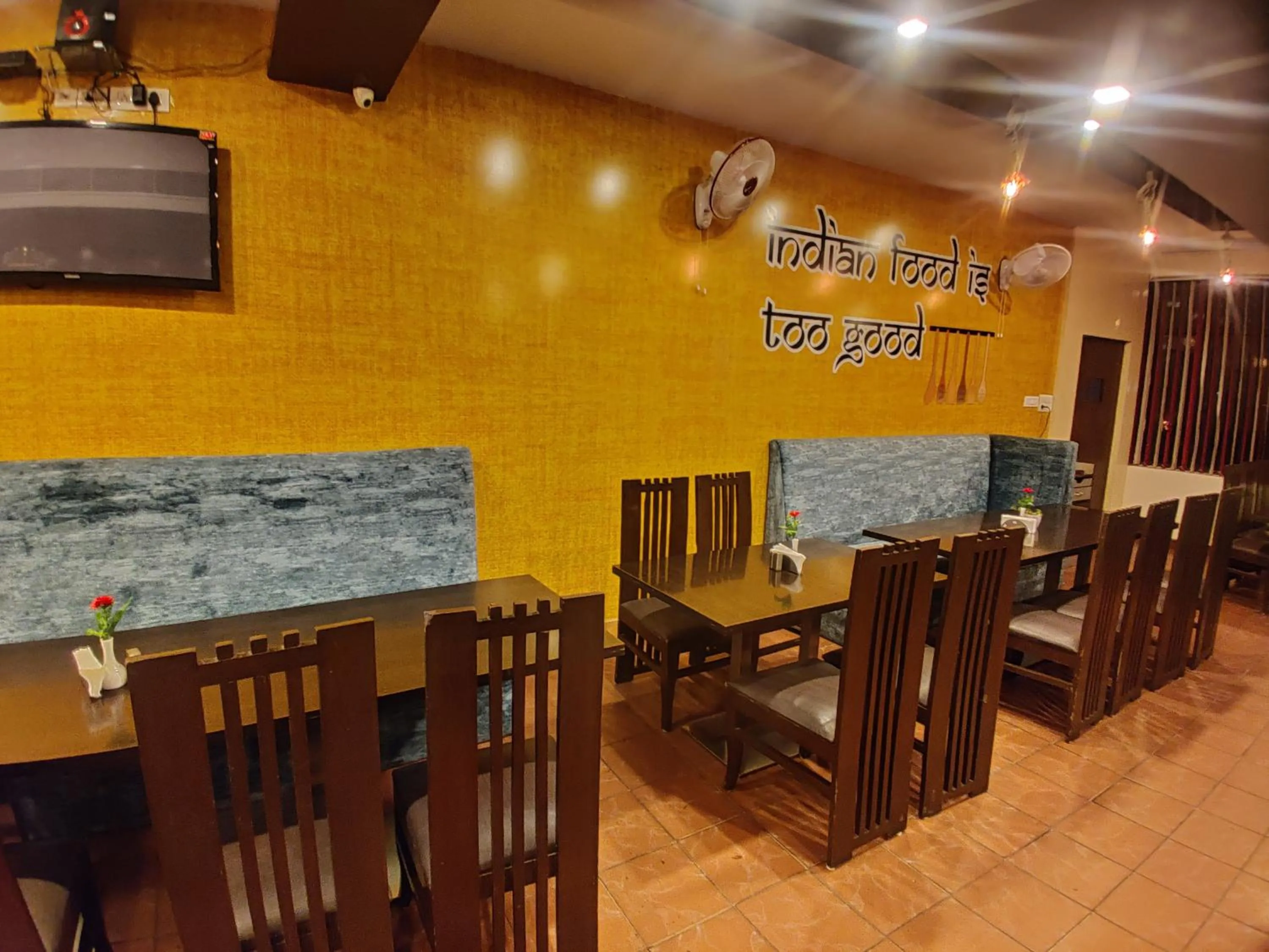 Restaurant/places to eat in Hotel Savi Regency