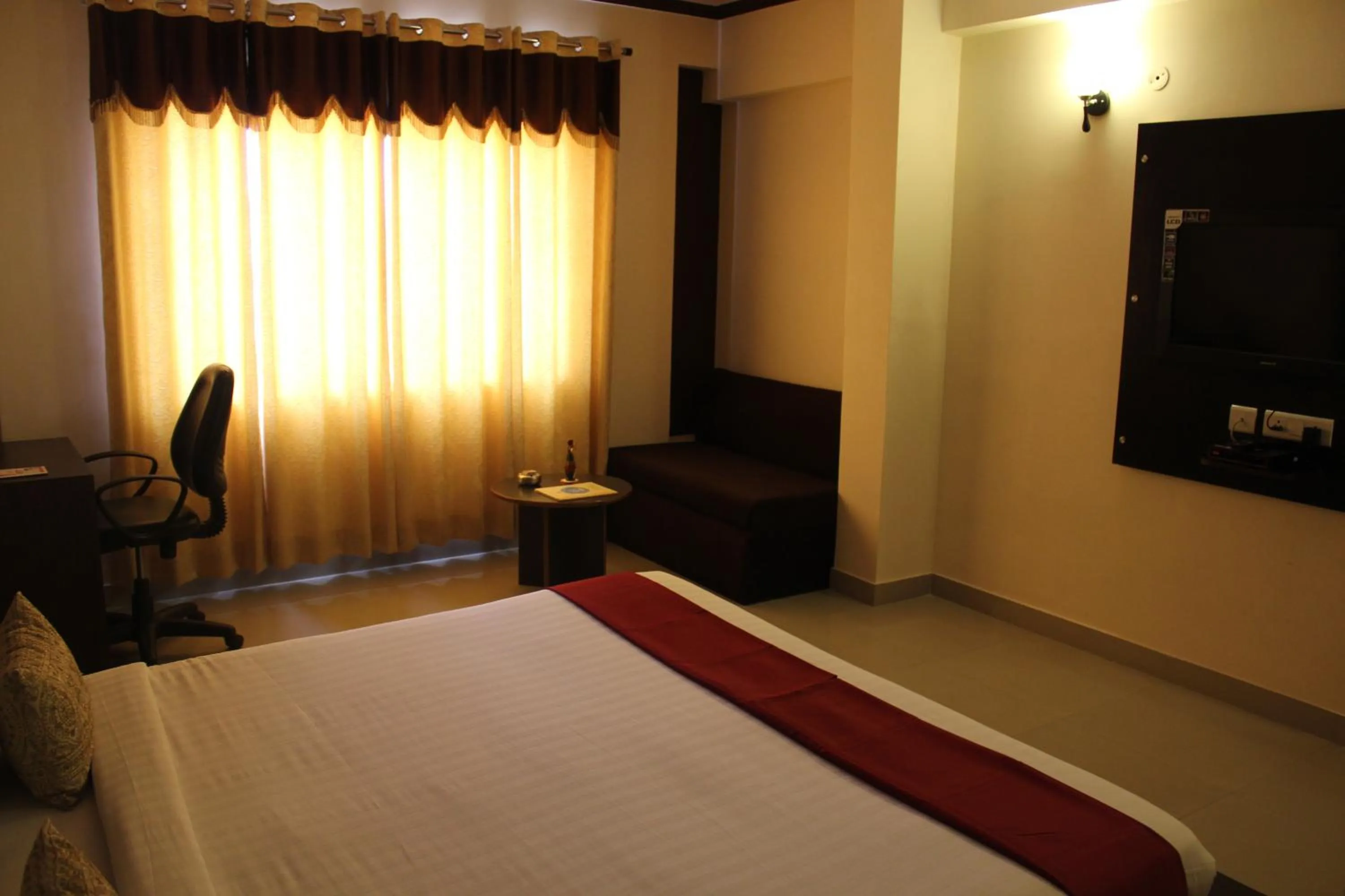 Bedroom, Bed in Hotel Savi Regency