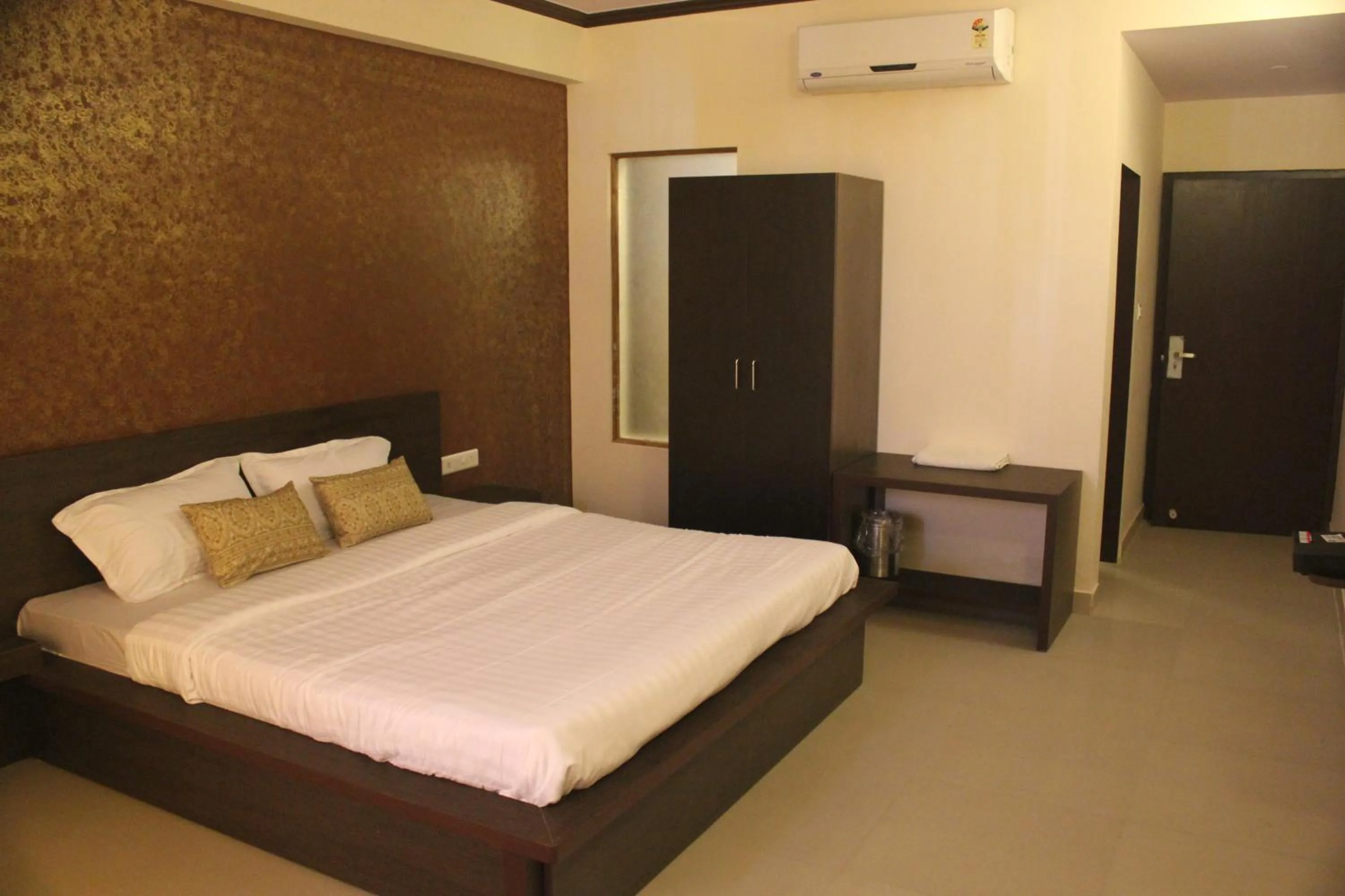 Photo of the whole room, Bed in Hotel Savi Regency