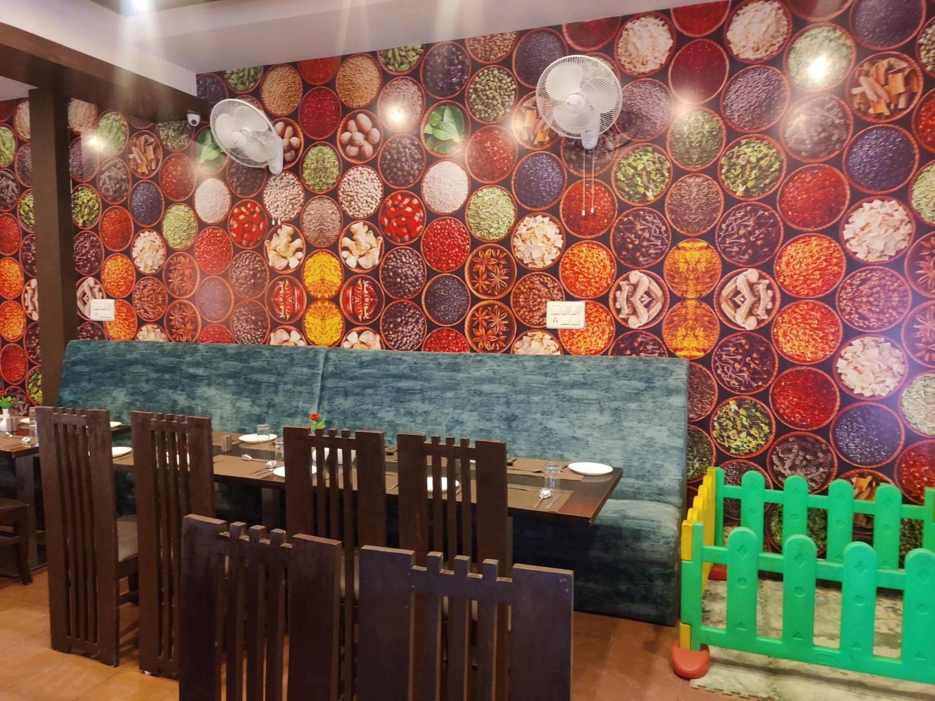 Restaurant/places to eat in Hotel Savi Regency