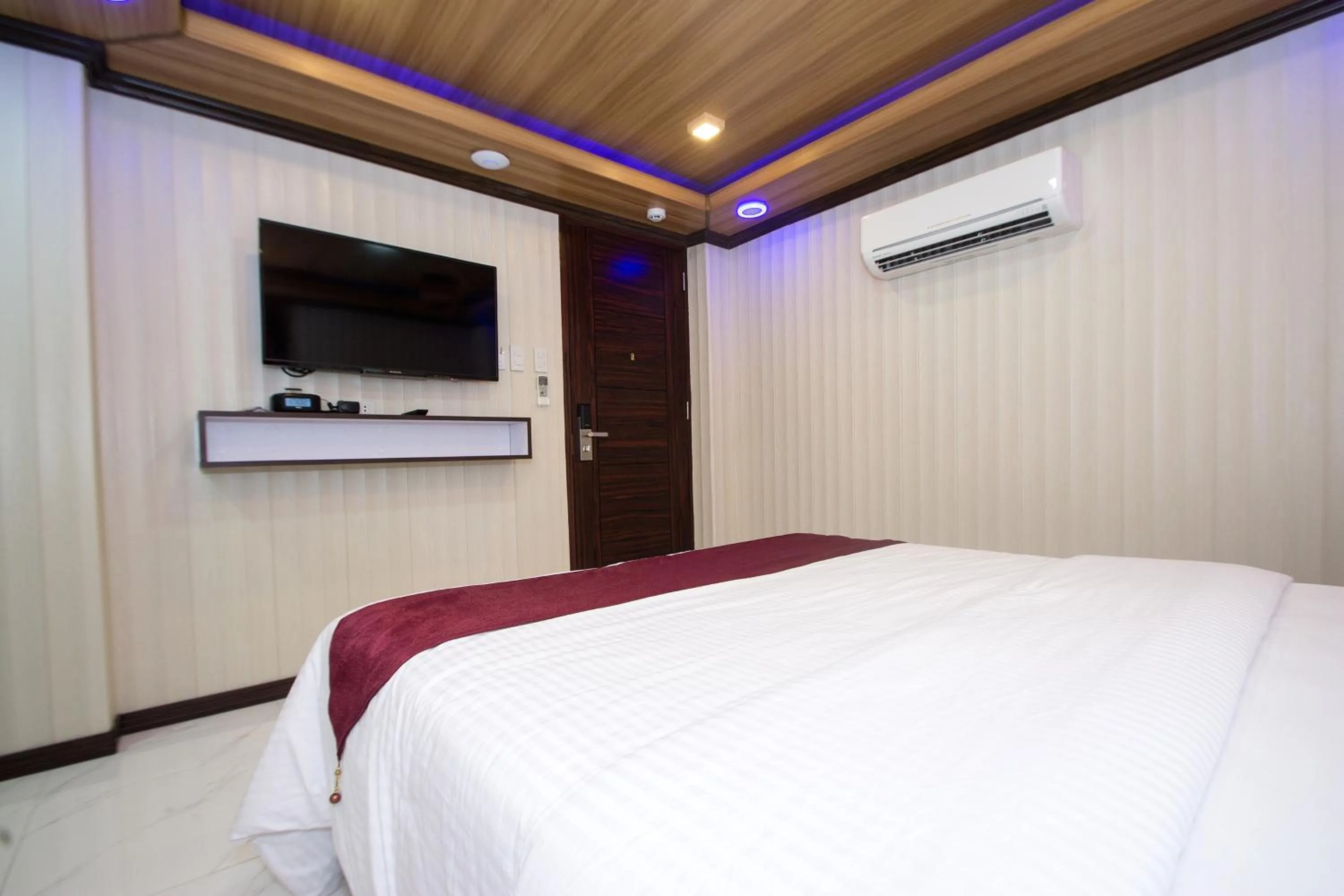 TV and multimedia, Bed in Diamond Water Edge Resort