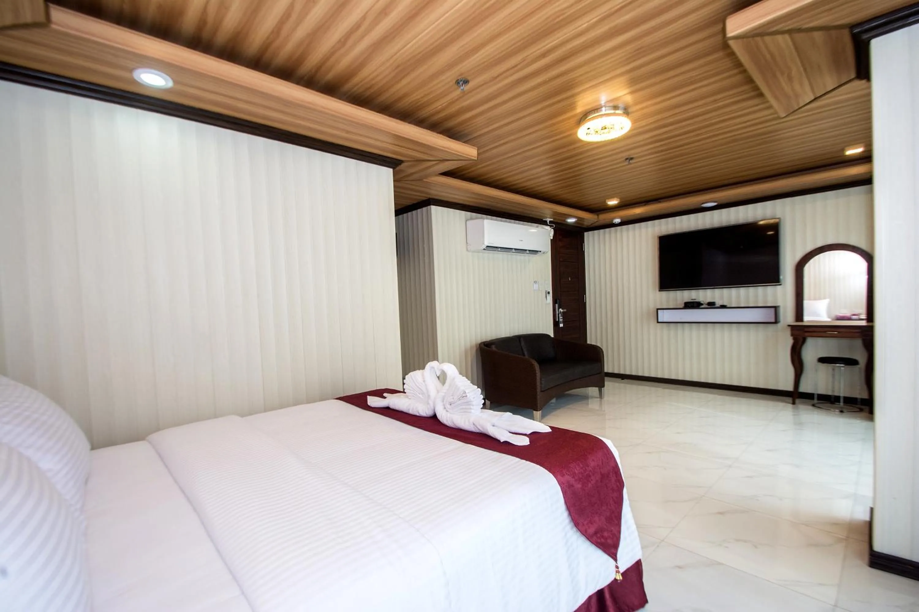 TV and multimedia, Bed in Diamond Water Edge Resort