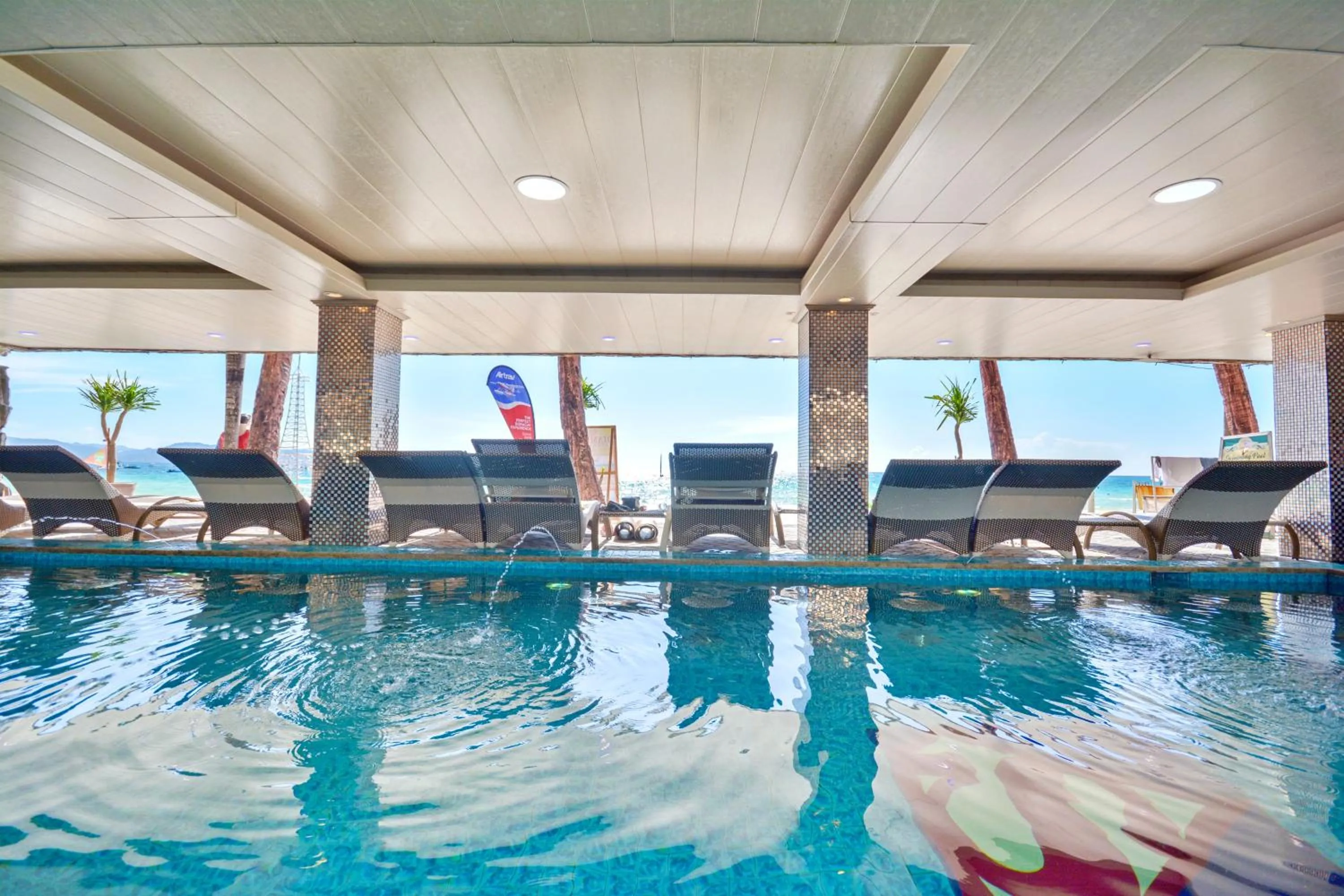 Swimming pool in Diamond Water Edge Resort