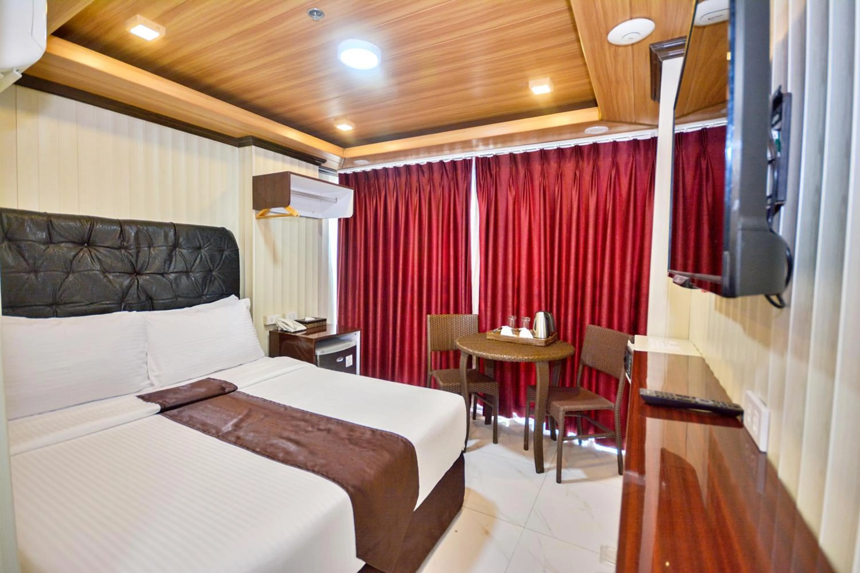 Photo of the whole room, Bed in Diamond Water Edge Resort