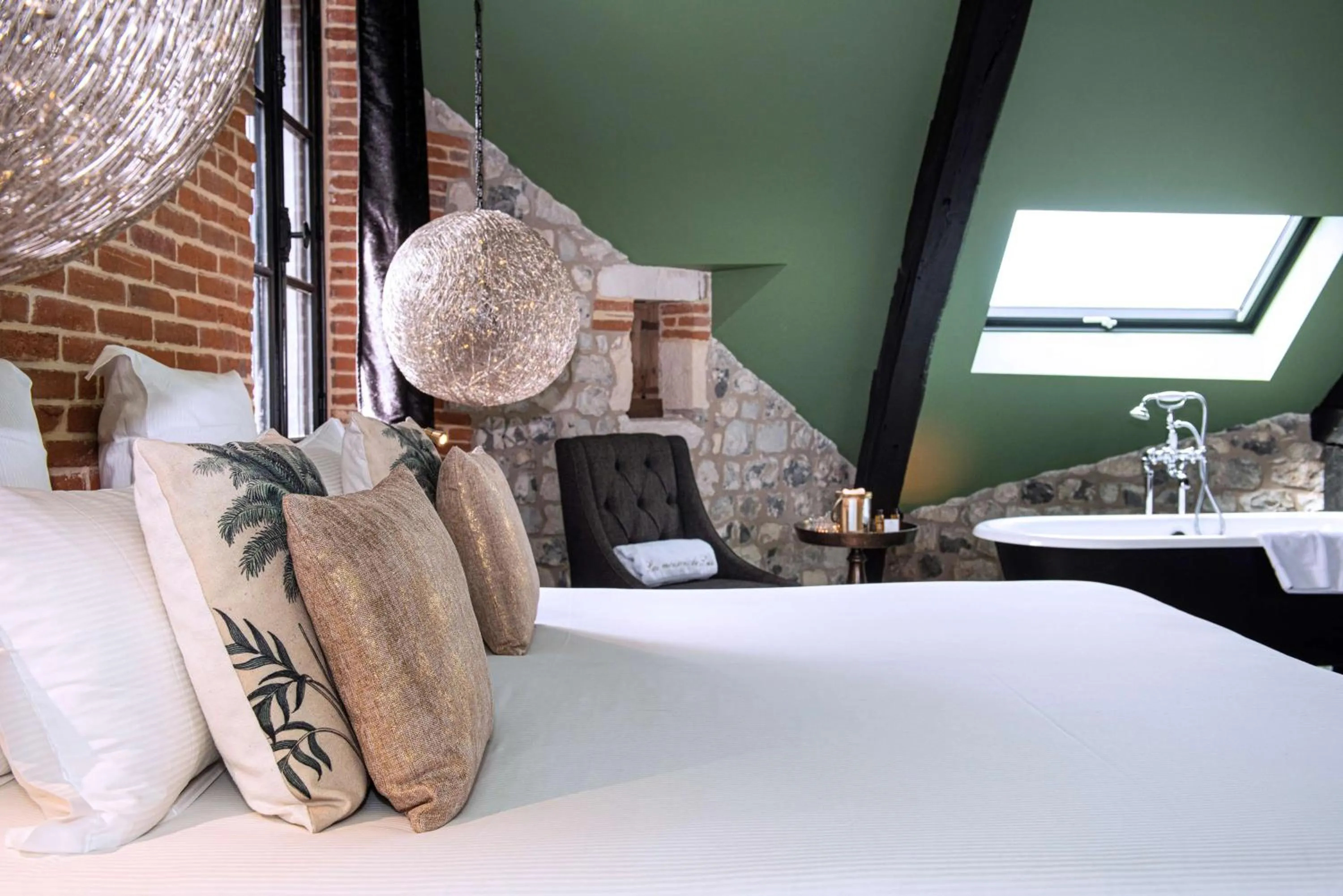 Photo of the whole room, Bed in Les Maisons de Léa & Spa - Radisson Individuals