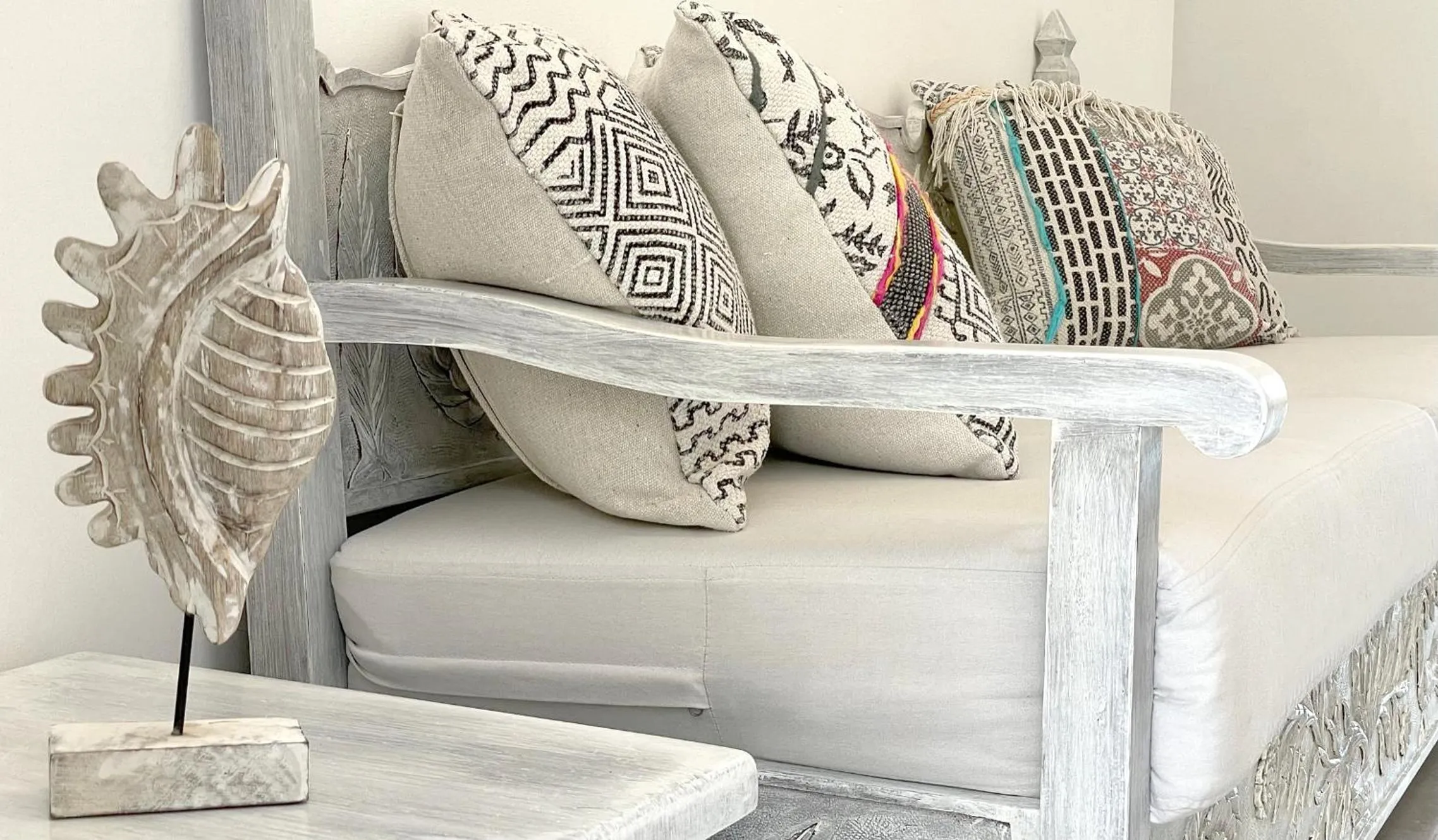 Photo of the whole room in DL Santorini