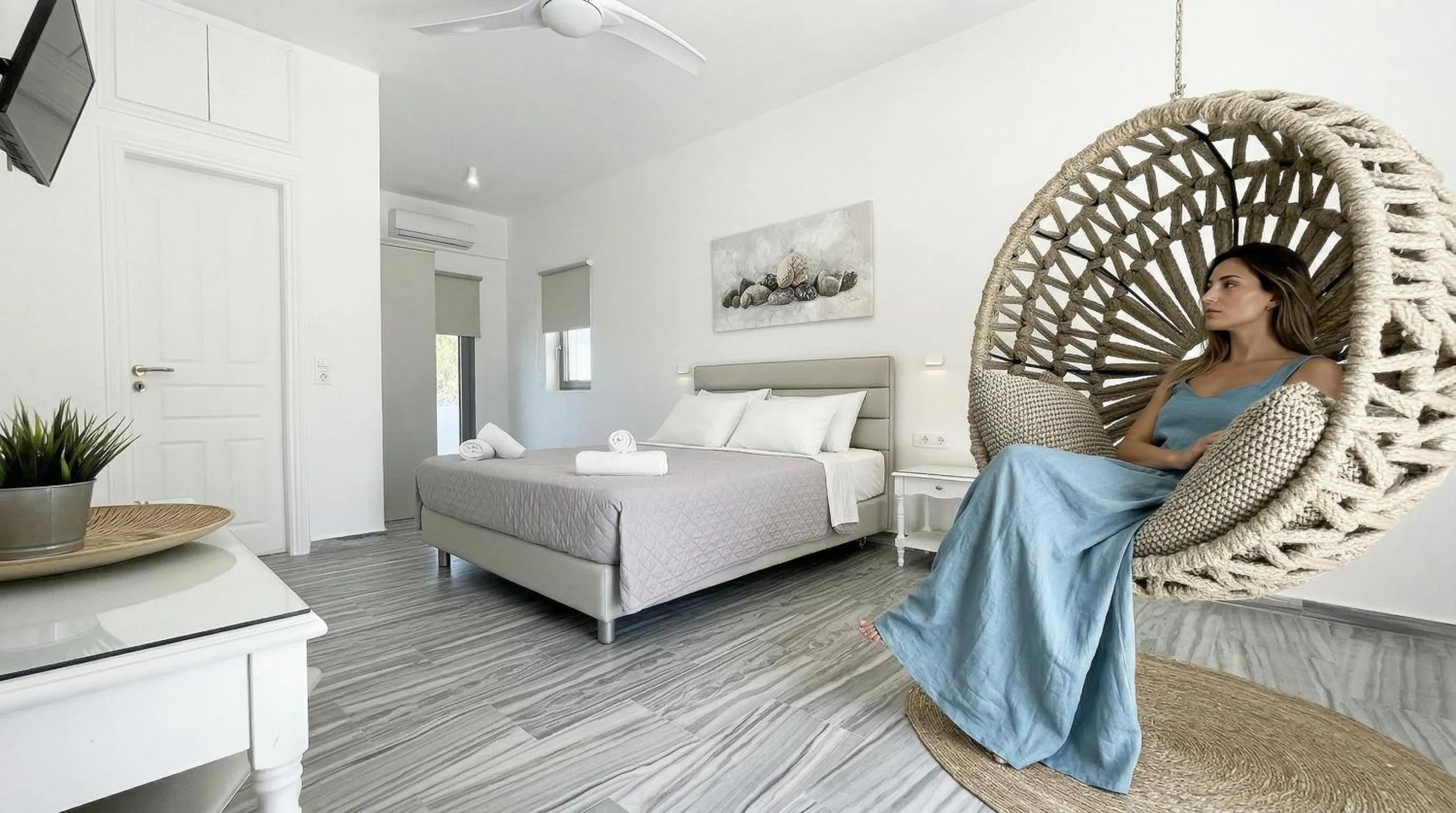 Photo of the whole room, Bed in DL Santorini