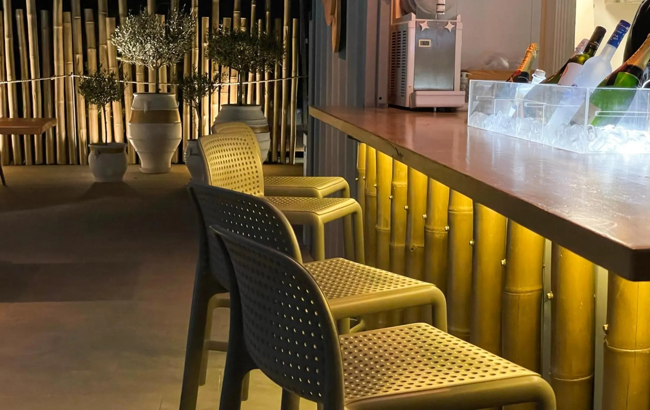 Restaurant/places to eat in Hermoso Luxury Suites