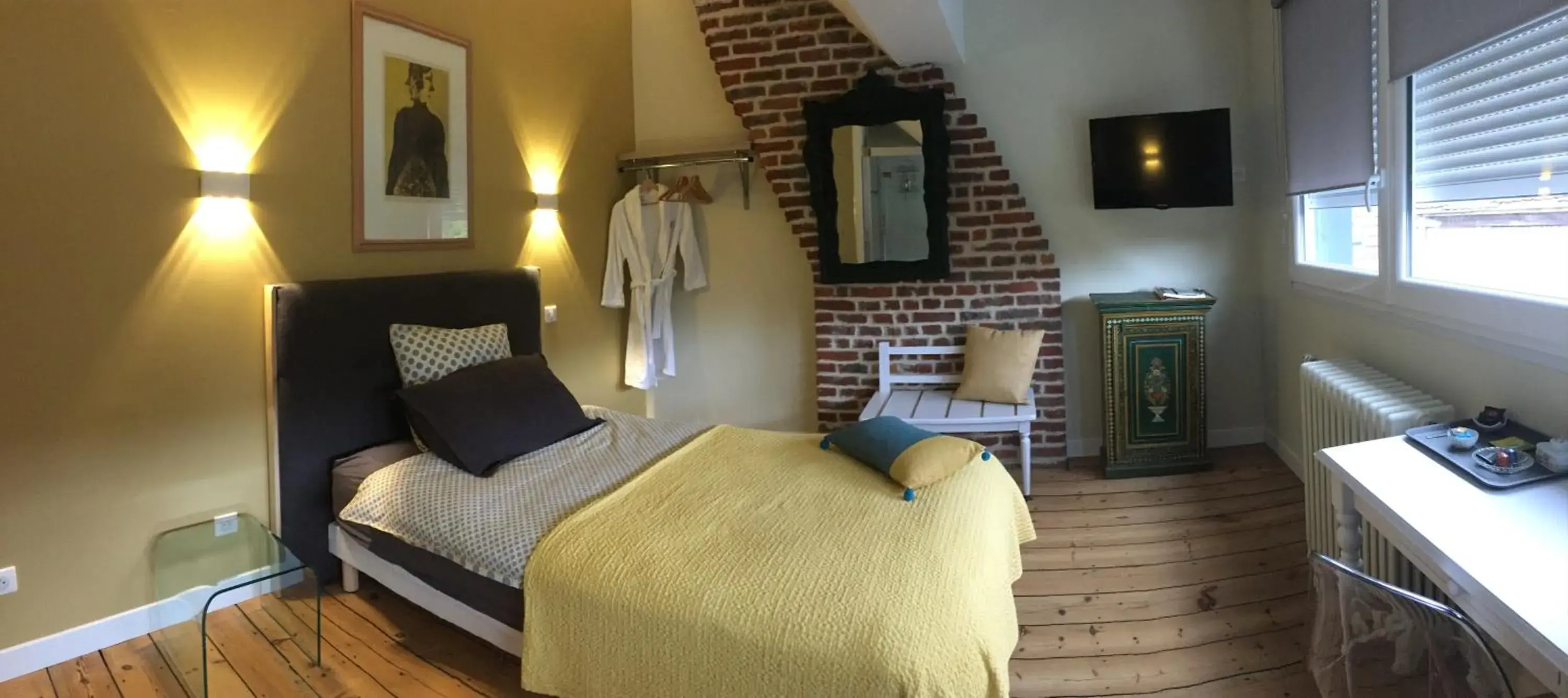 Single Room with Shower in LES CHAMBRES D'HOTES DU PALAIS Single Room with Shower in LES CHAMBRES D'HOTES DU PALAIS