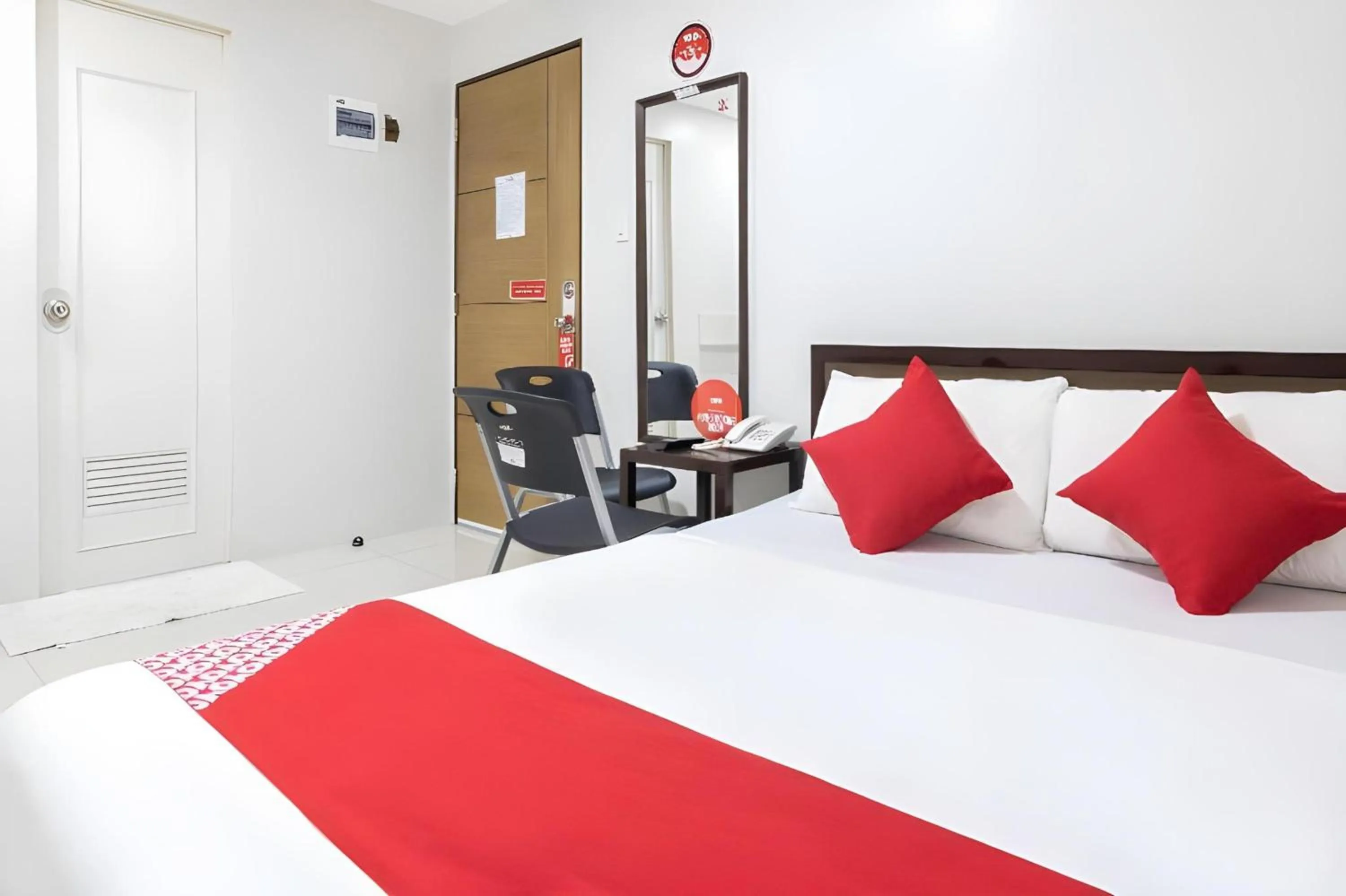 Bedroom, Bed in OYO 152 Sangco Condotel