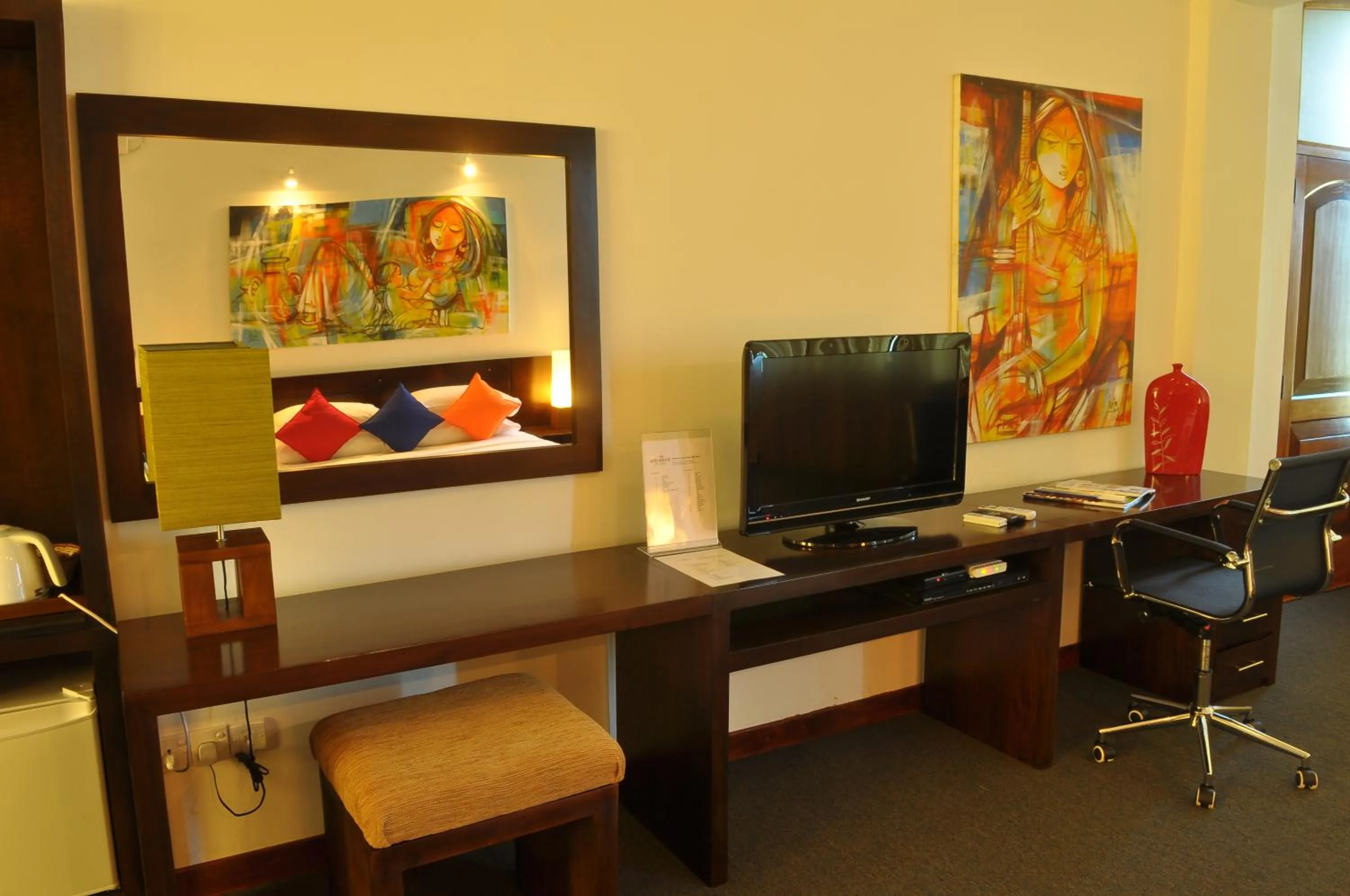 TV and multimedia in Amaara Sky Hotel Kandy