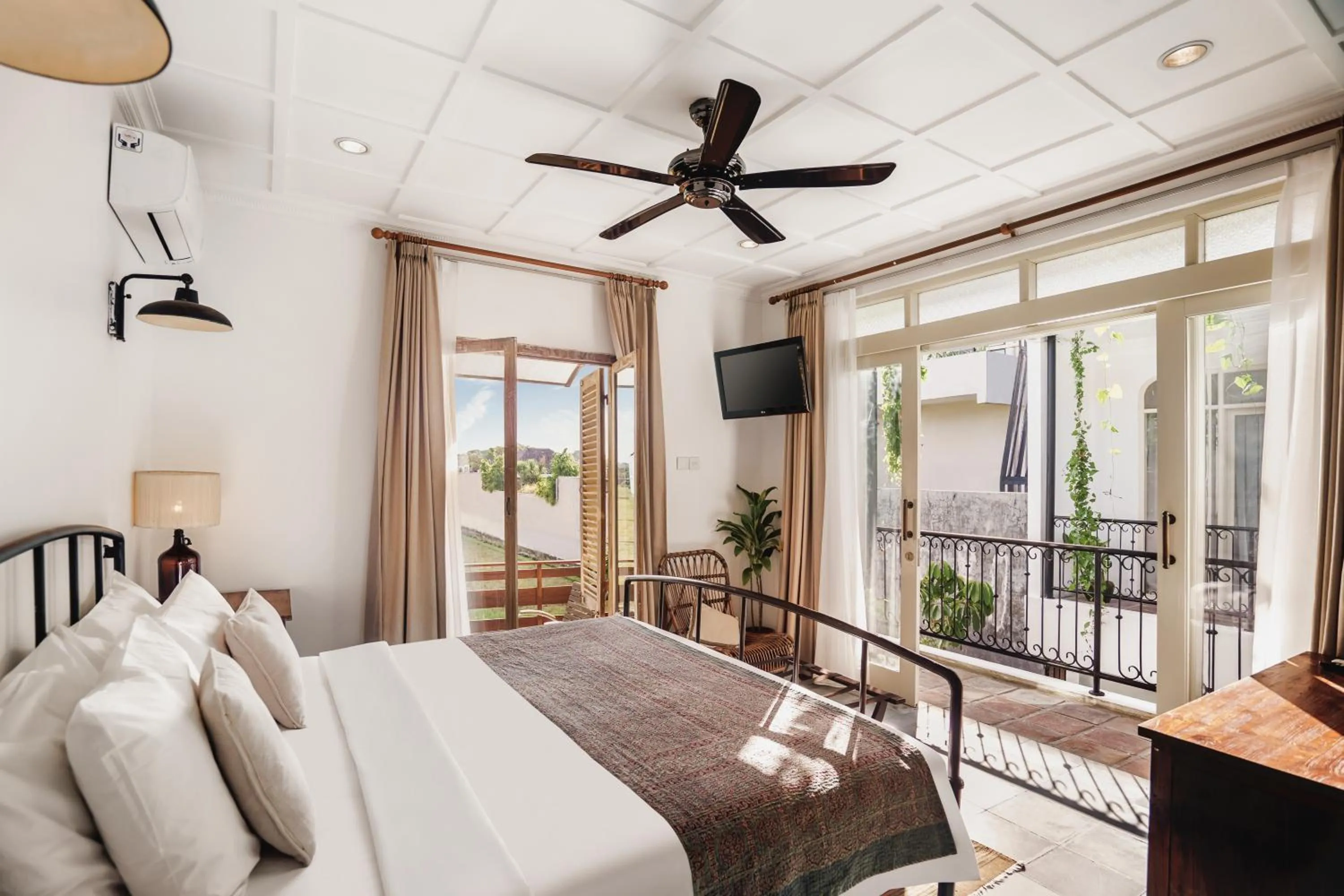 Bedroom, Bed in Brown Feather Hotel