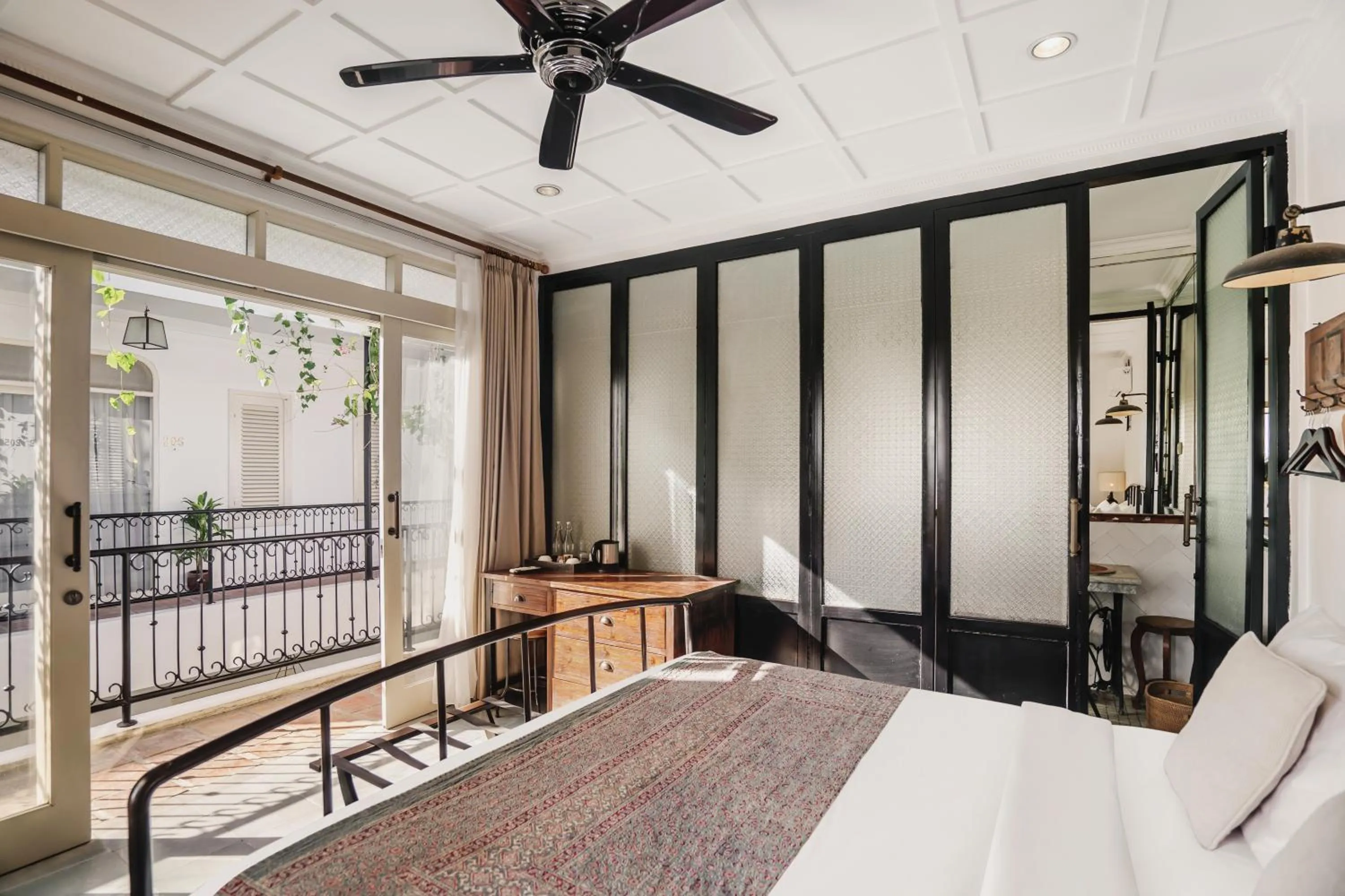 Bedroom, Bed in Brown Feather Hotel