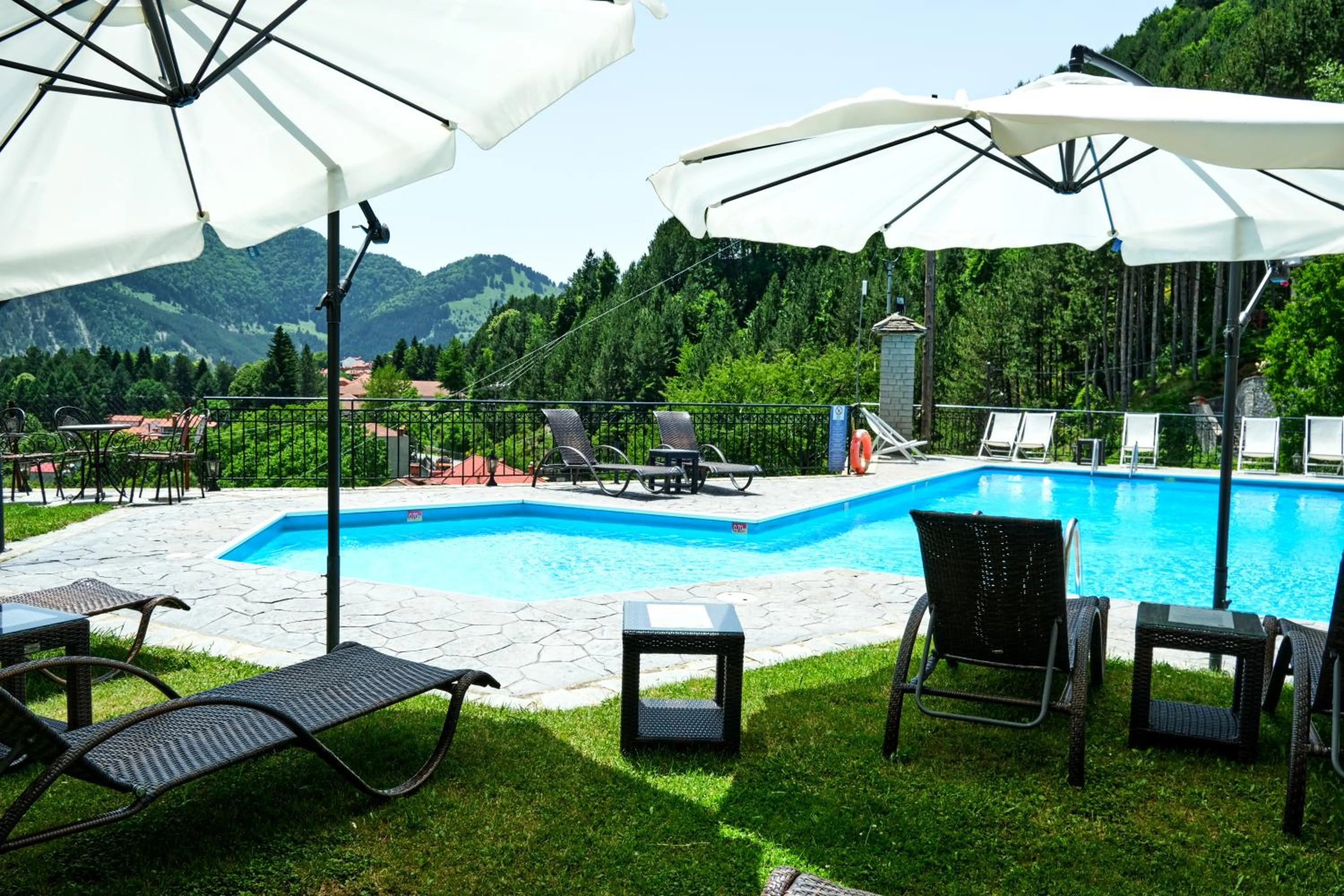 Swimming pool in Hotel Victoria
