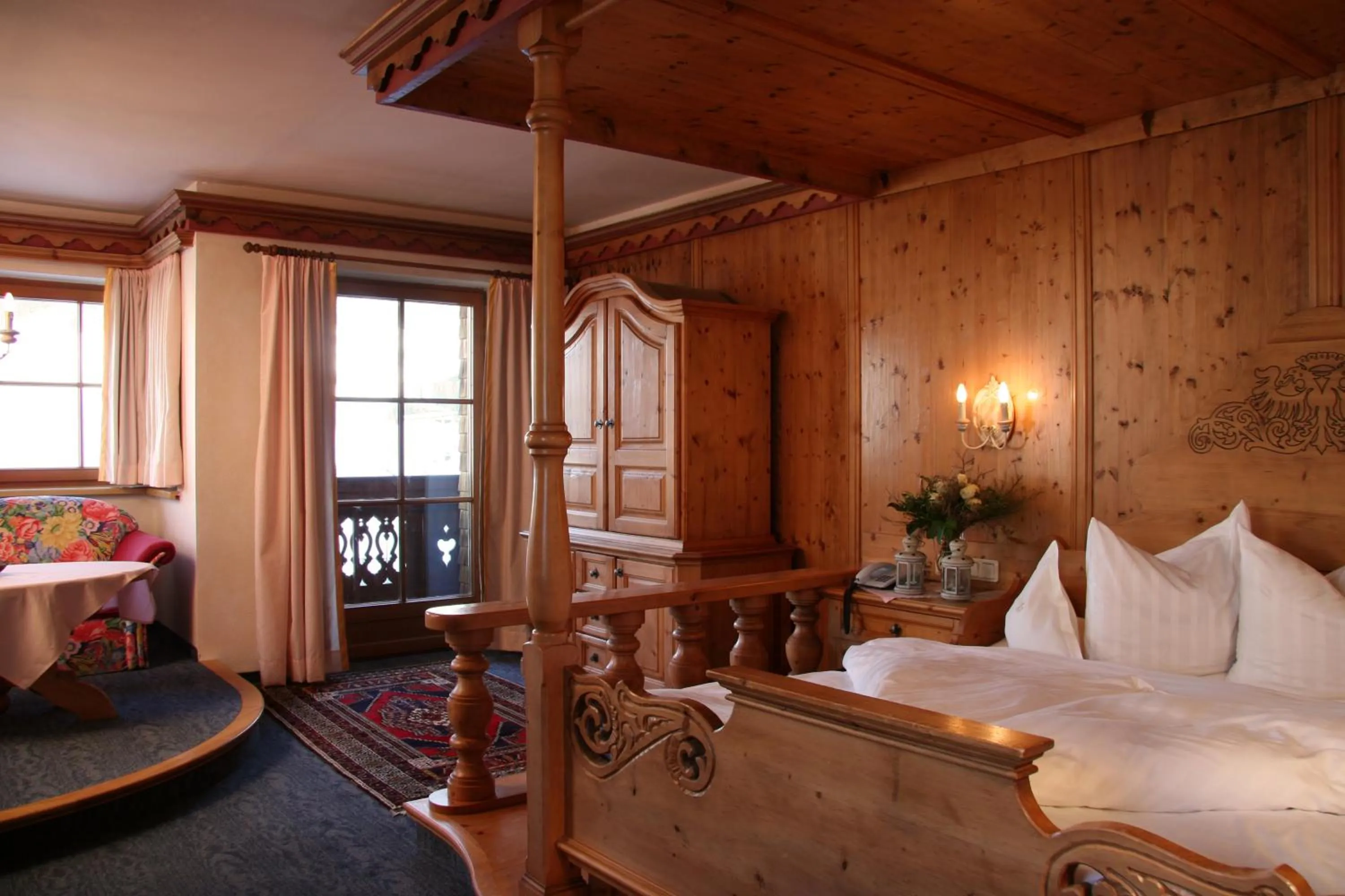 Seating area, Bed in Das Traditionshotel Schwarzer Adler