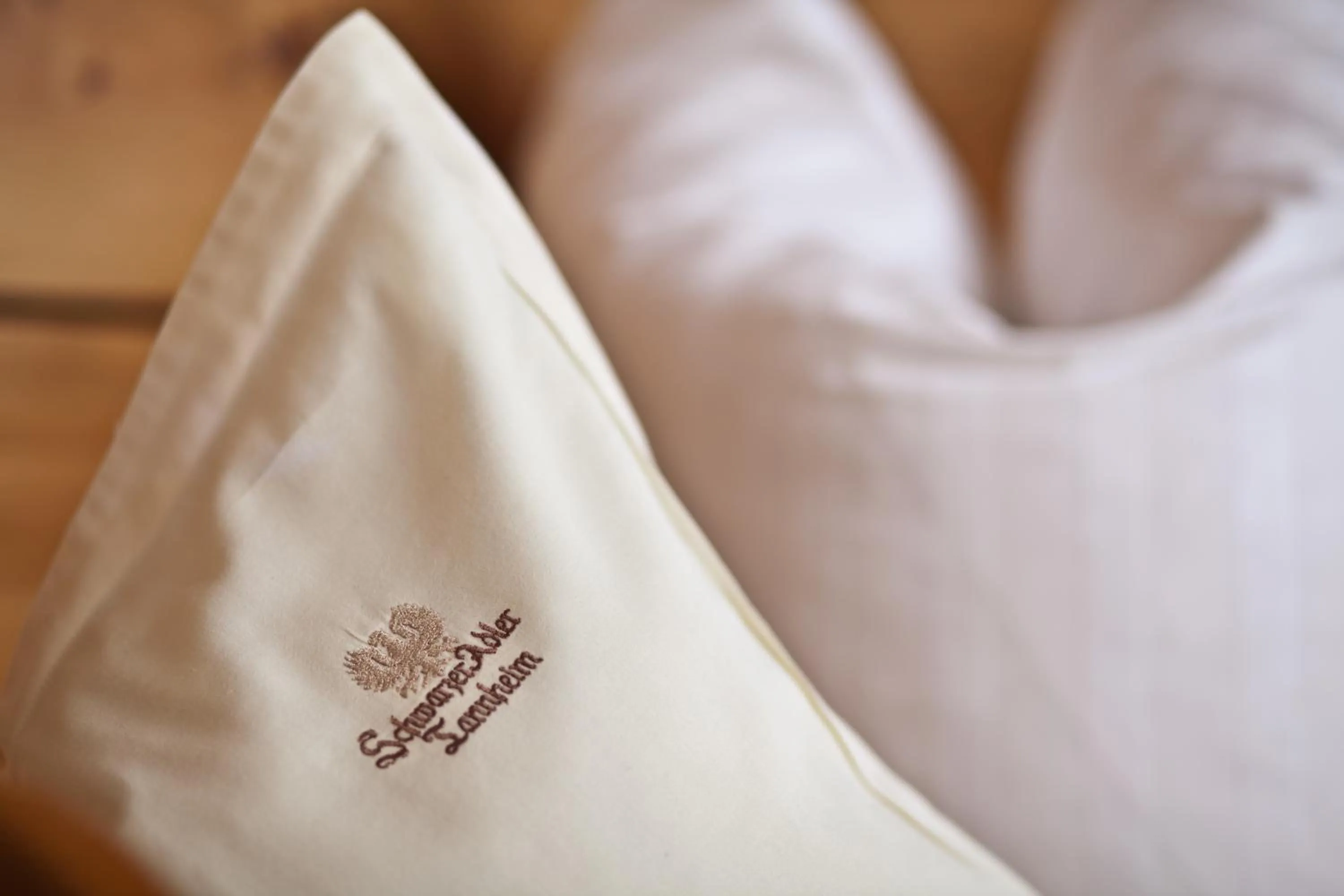 Bed in Das Traditionshotel Schwarzer Adler