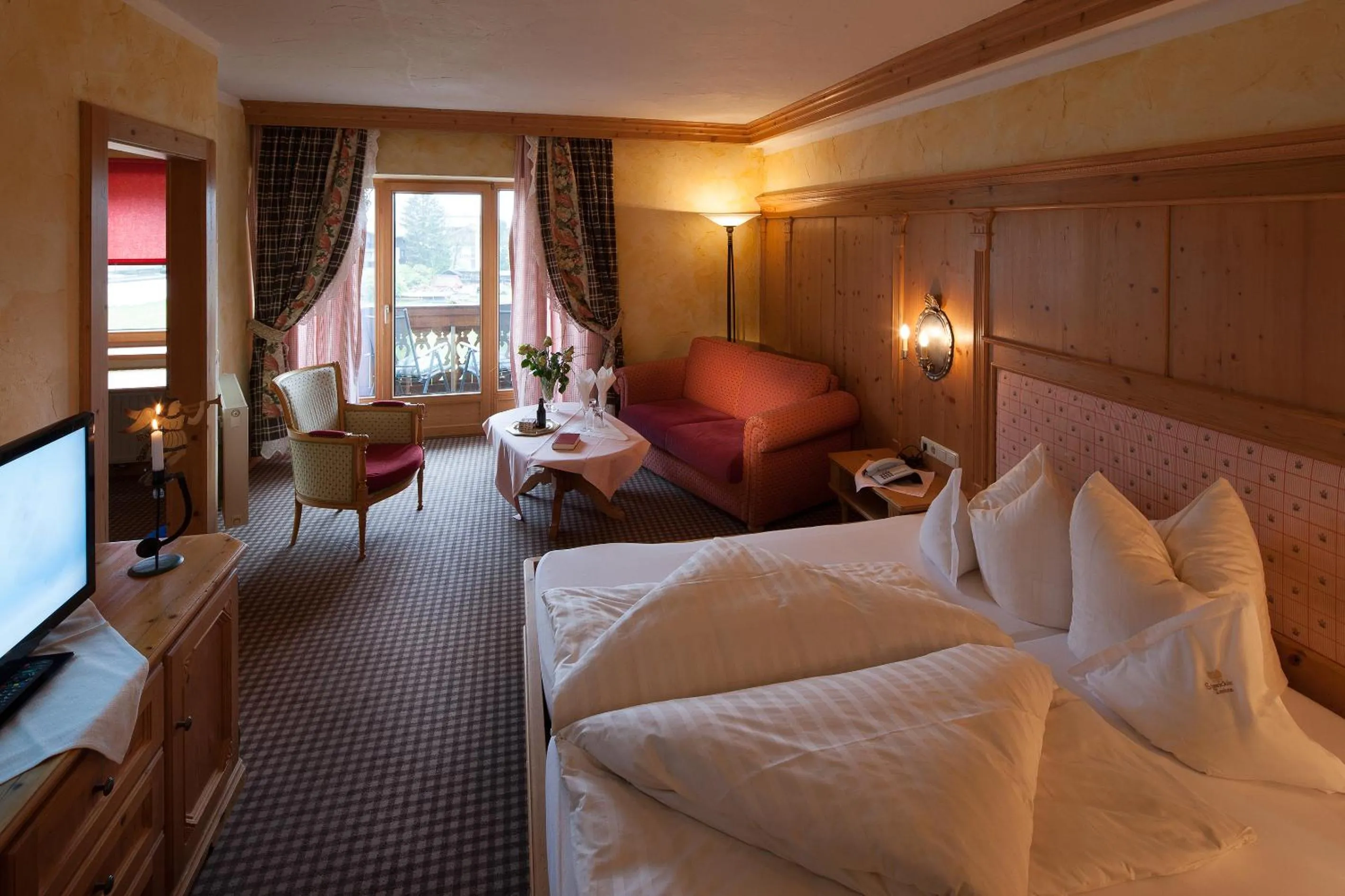 Photo of the whole room, Bed in Das Traditionshotel Schwarzer Adler