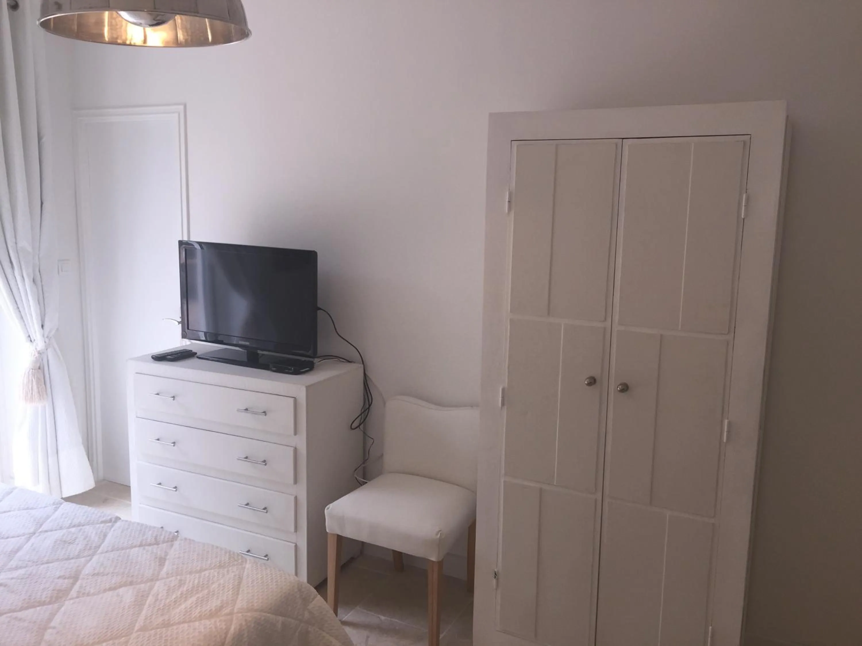 TV and multimedia in Villa Louise-Rose