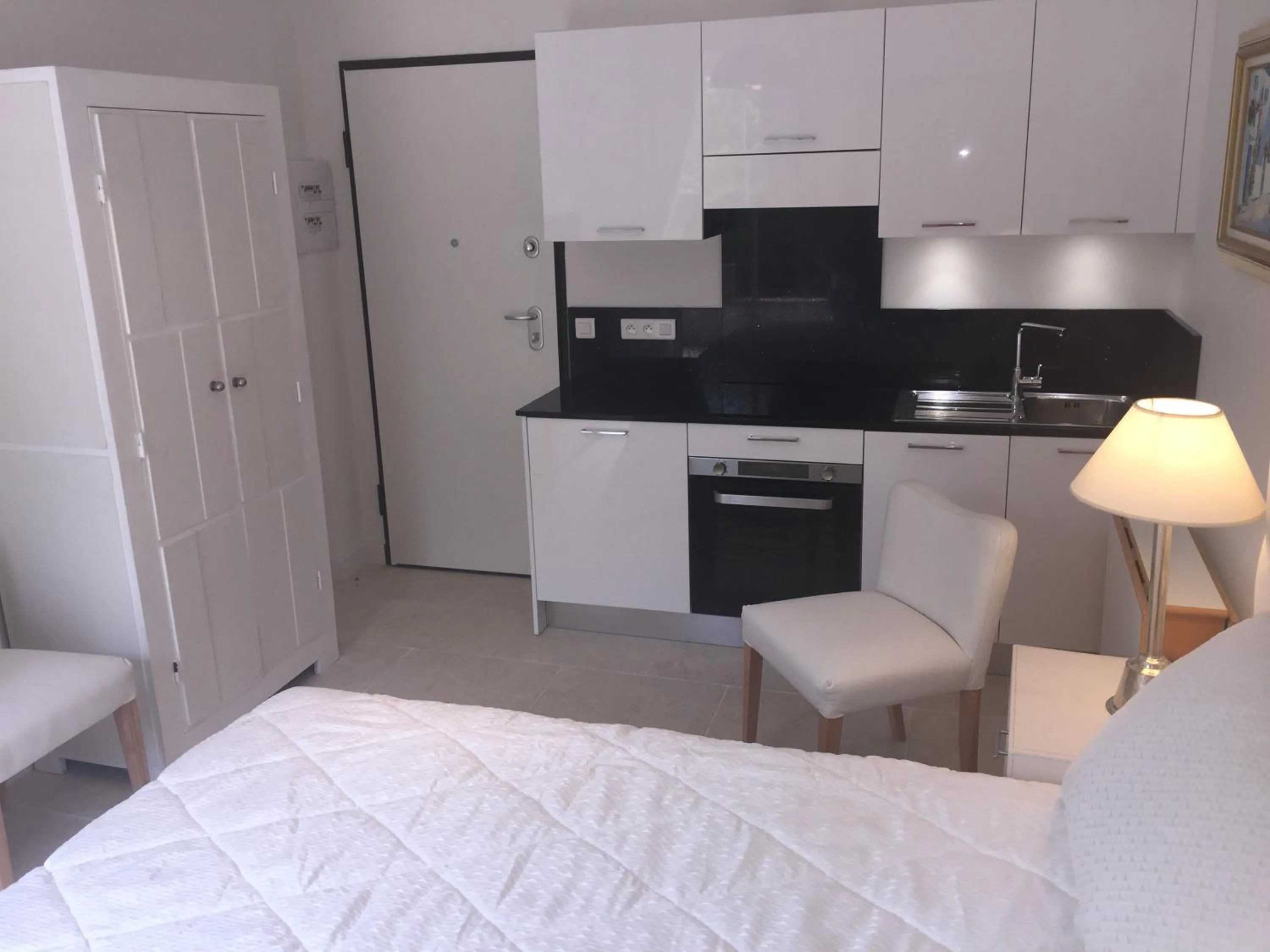 Kitchen or kitchenette, Bed in Villa Louise-Rose