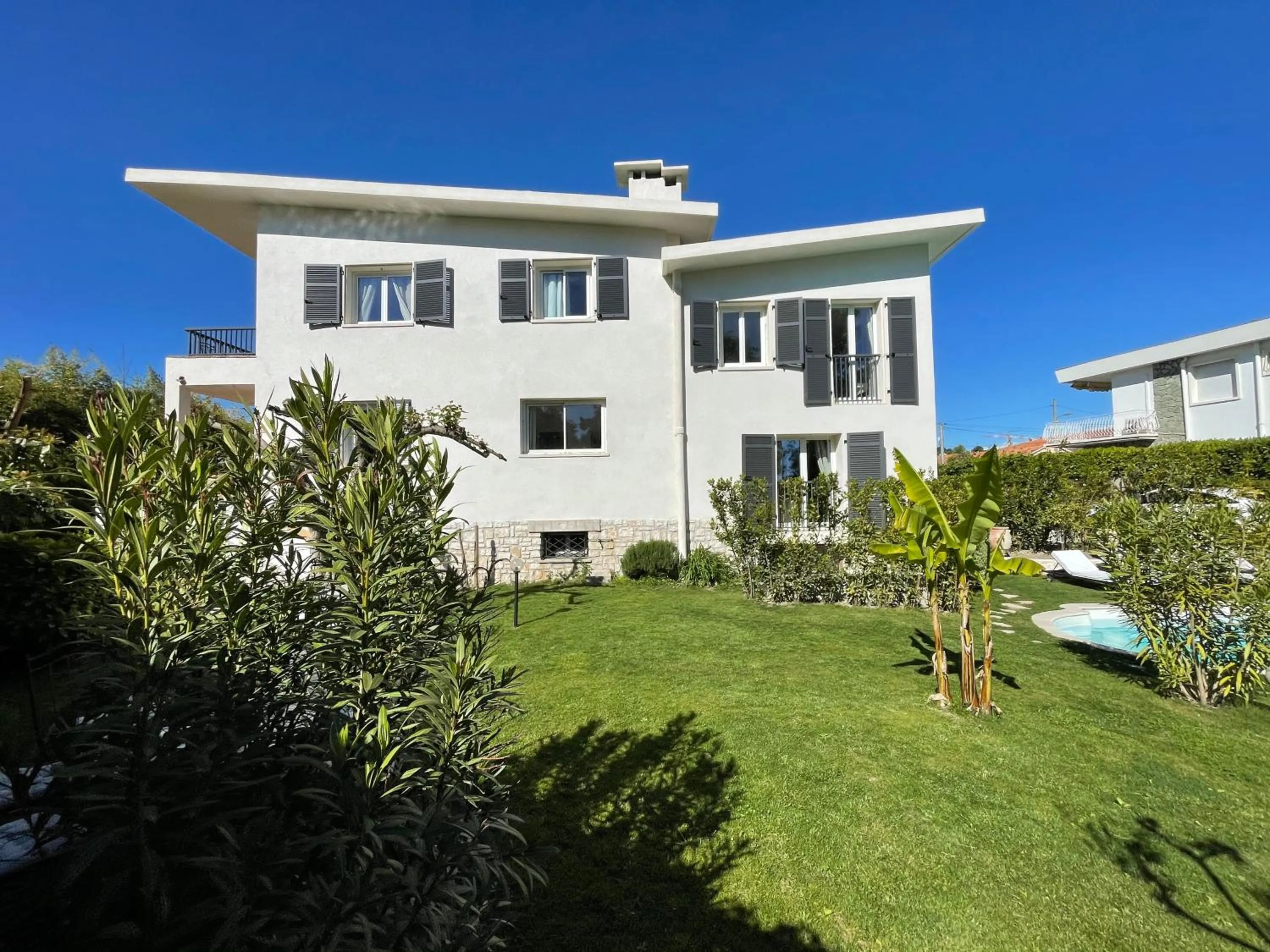 Property building in Villa Louise-Rose