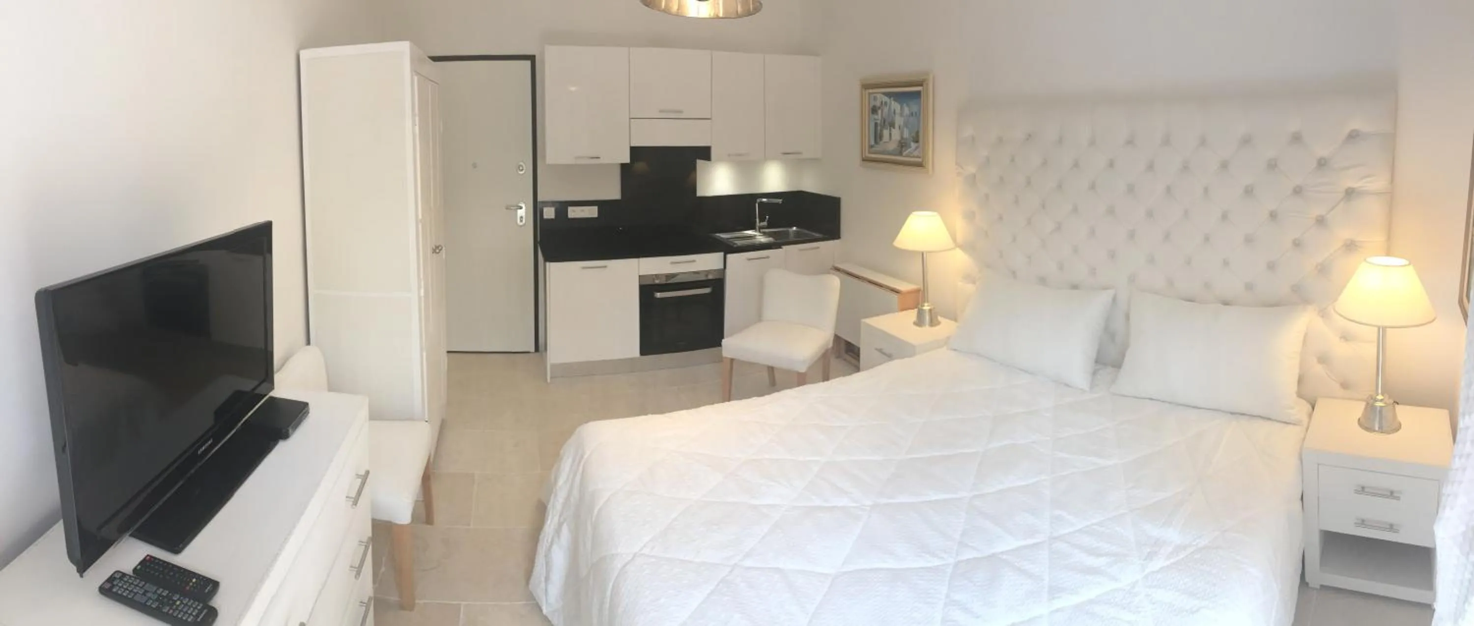 TV and multimedia, Bed in Villa Louise-Rose