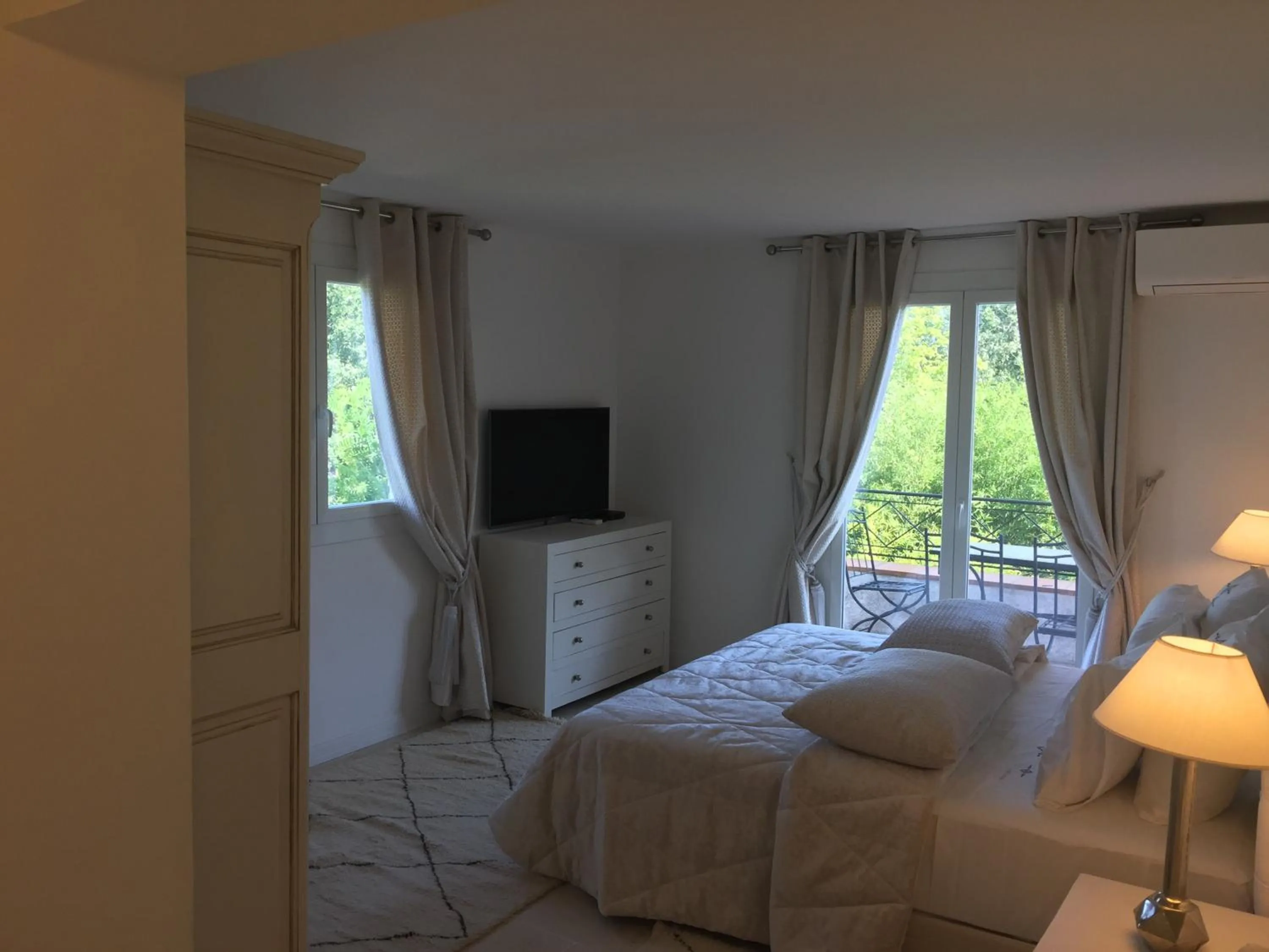 Communal lounge/ TV room, Bed in Villa Louise-Rose