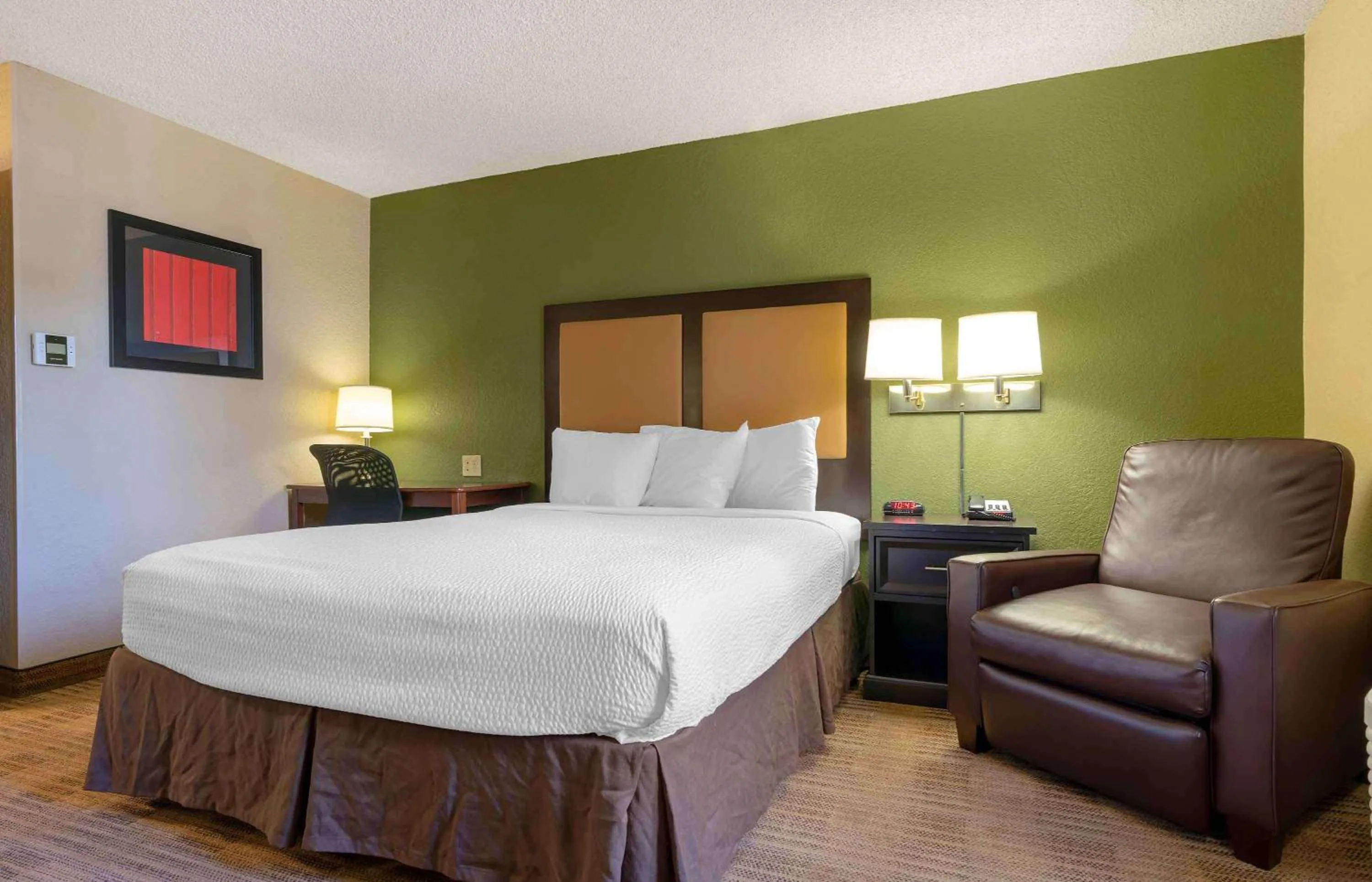 Bedroom, Bed in Extended Stay America Suites - Santa Rosa - North