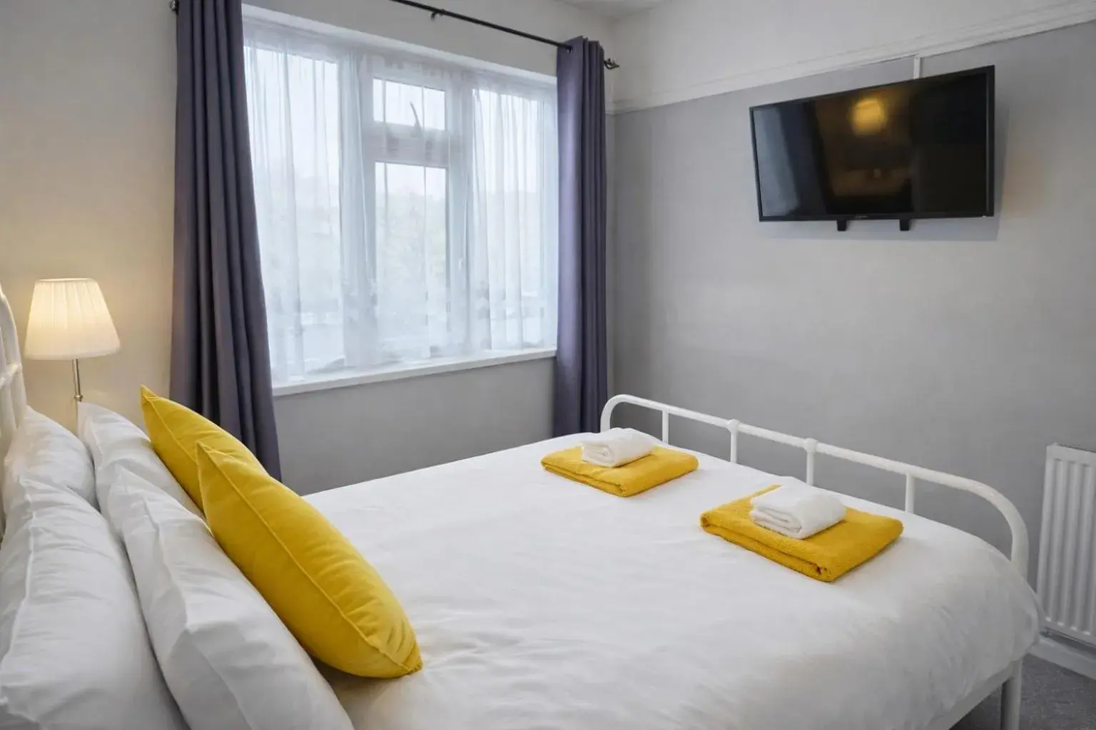 Bed in The Roslyn Guest House Bed in The Roslyn Guest House