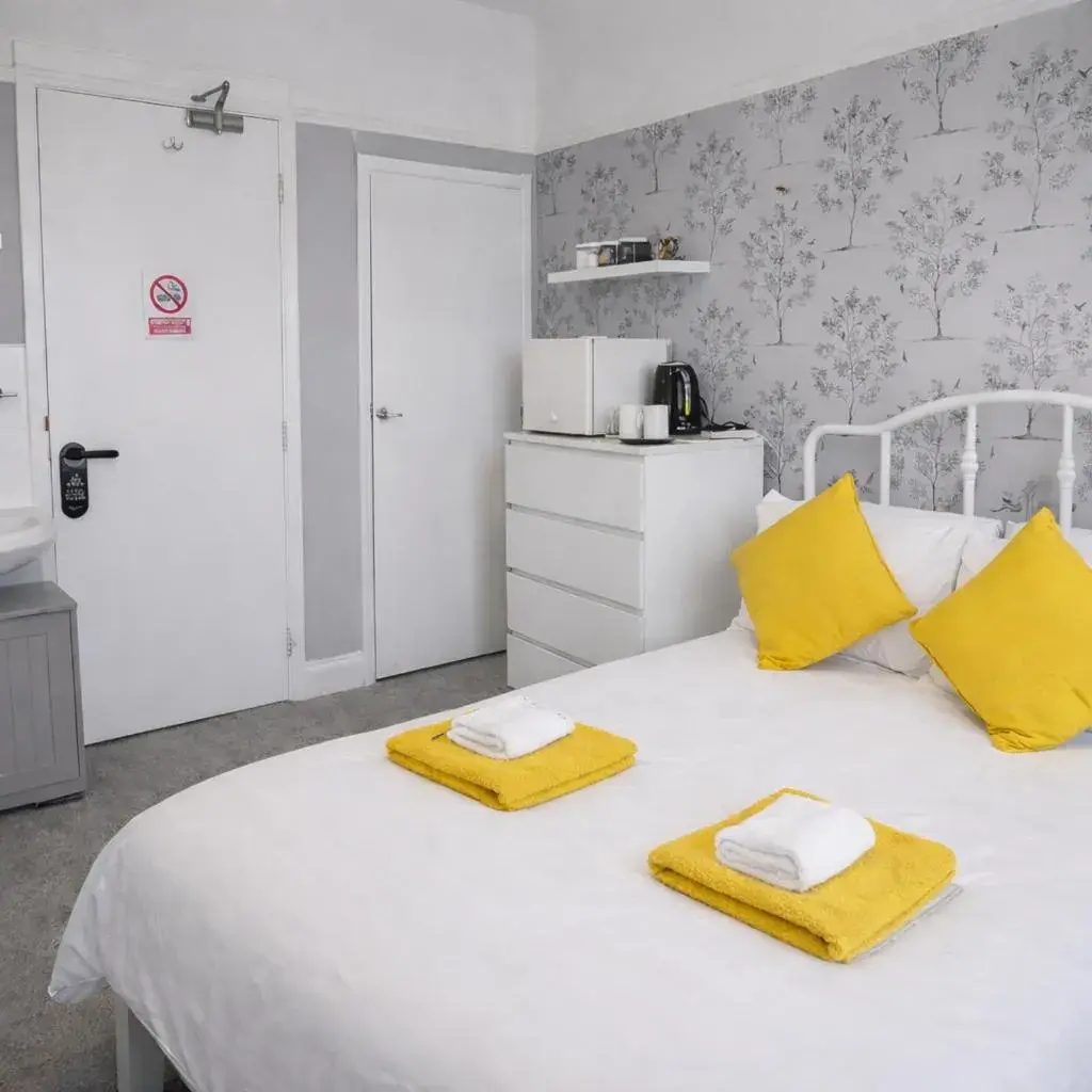 Bed in The Roslyn Guest House Bed in The Roslyn Guest House