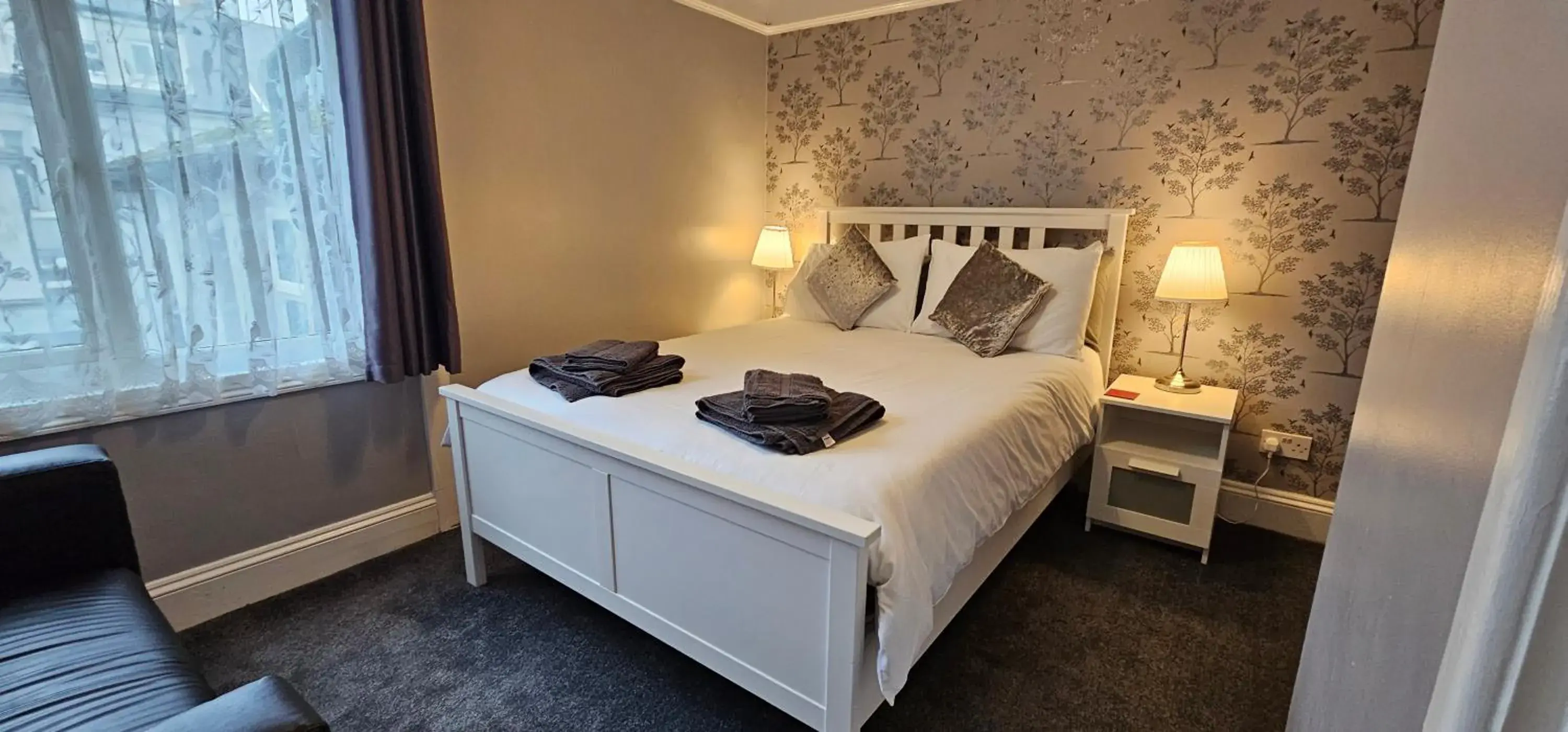 Bed in The Roslyn Guest House Bed in The Roslyn Guest House