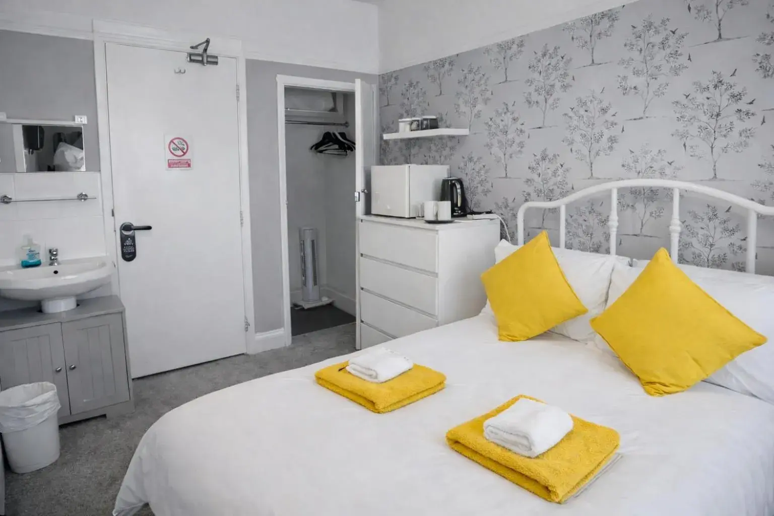 Bed in The Roslyn Guest House Bed in The Roslyn Guest House