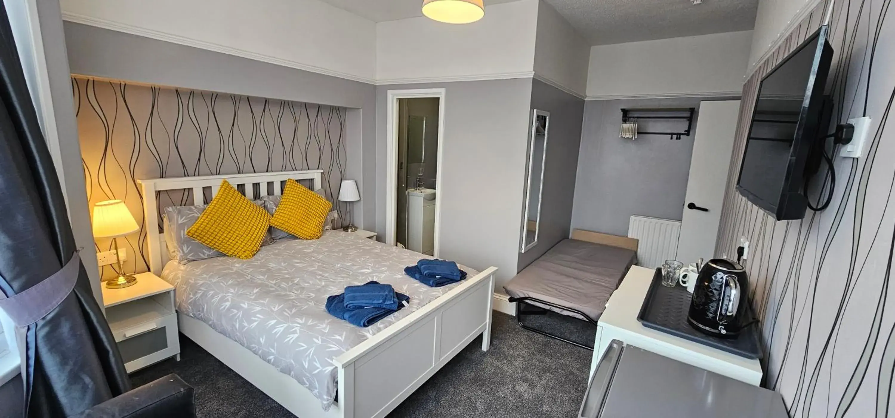 Bed in The Roslyn Guest House Bed in The Roslyn Guest House