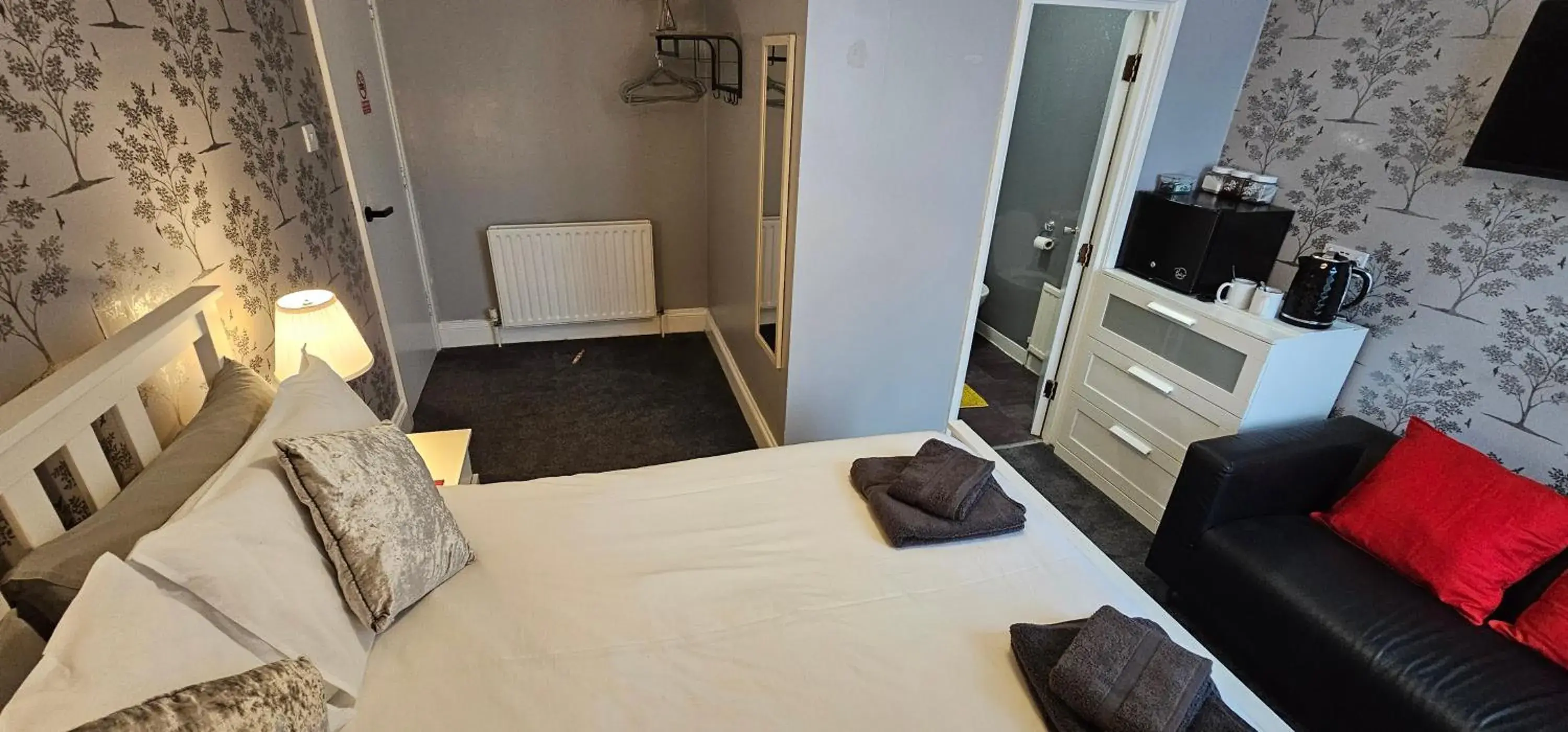 Bed in The Roslyn Guest House Bed in The Roslyn Guest House