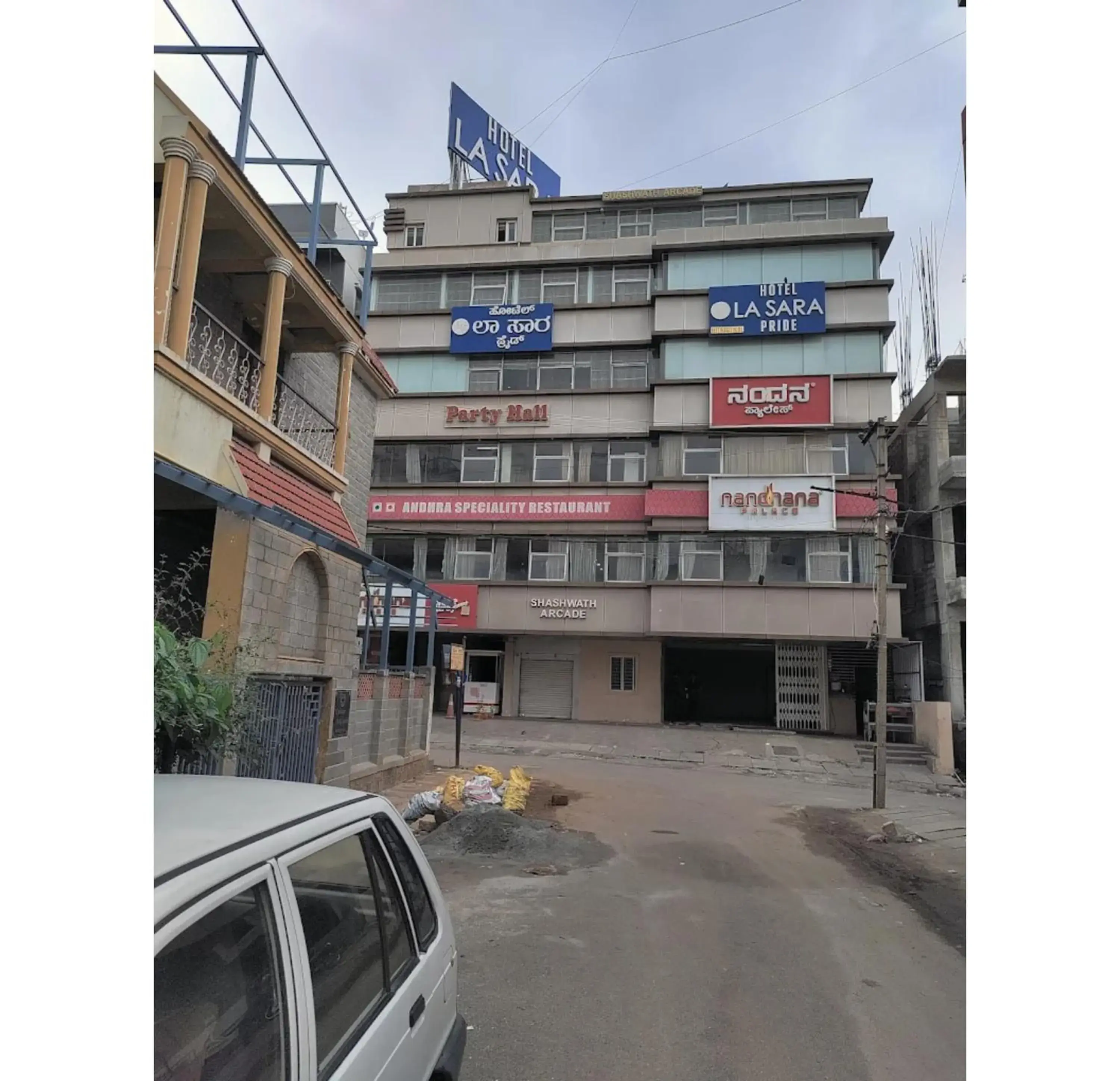 Property building in La Sara Pride Property building in La Sara Pride