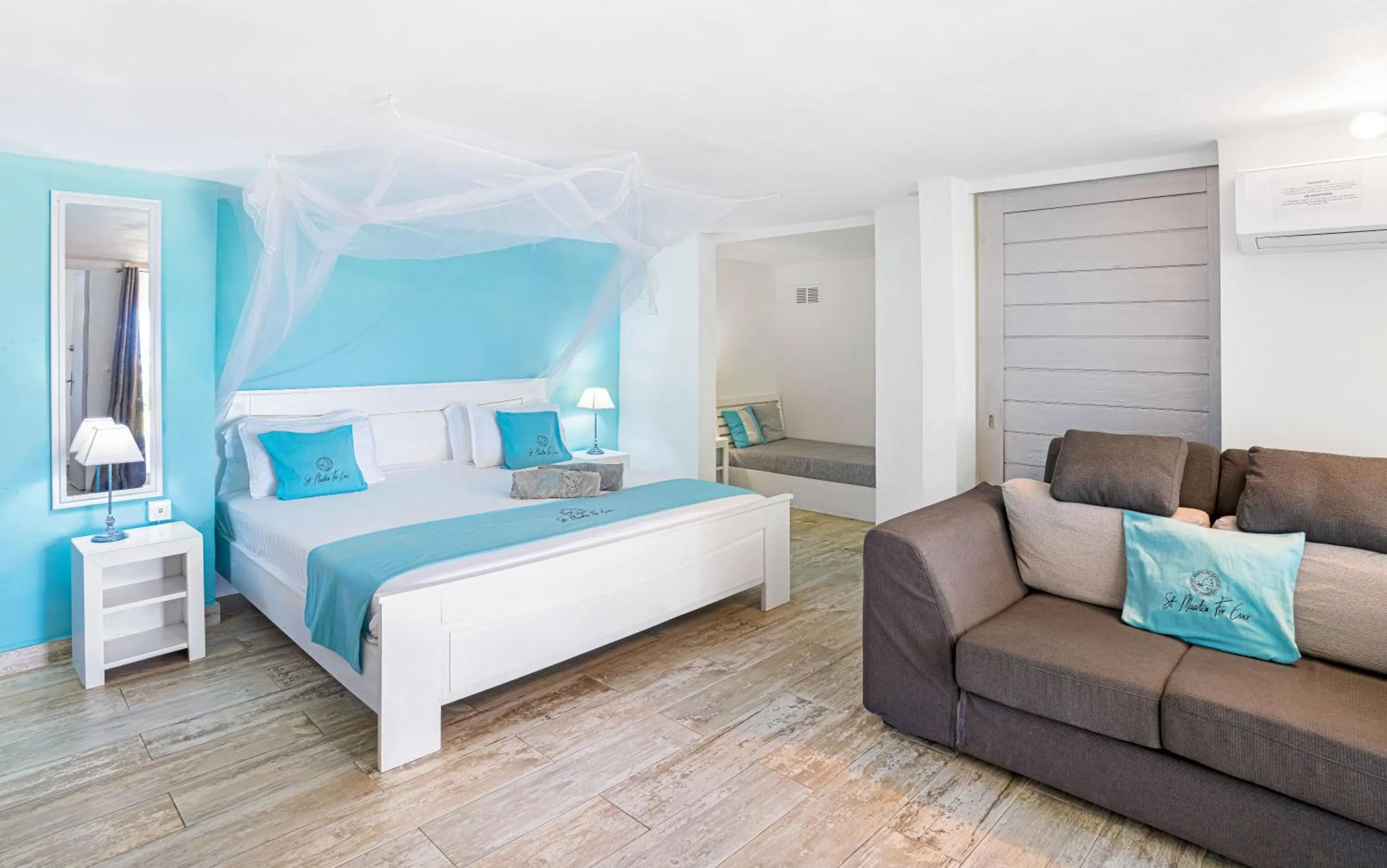 Photo of the whole room, Bed in Studio Stmartin