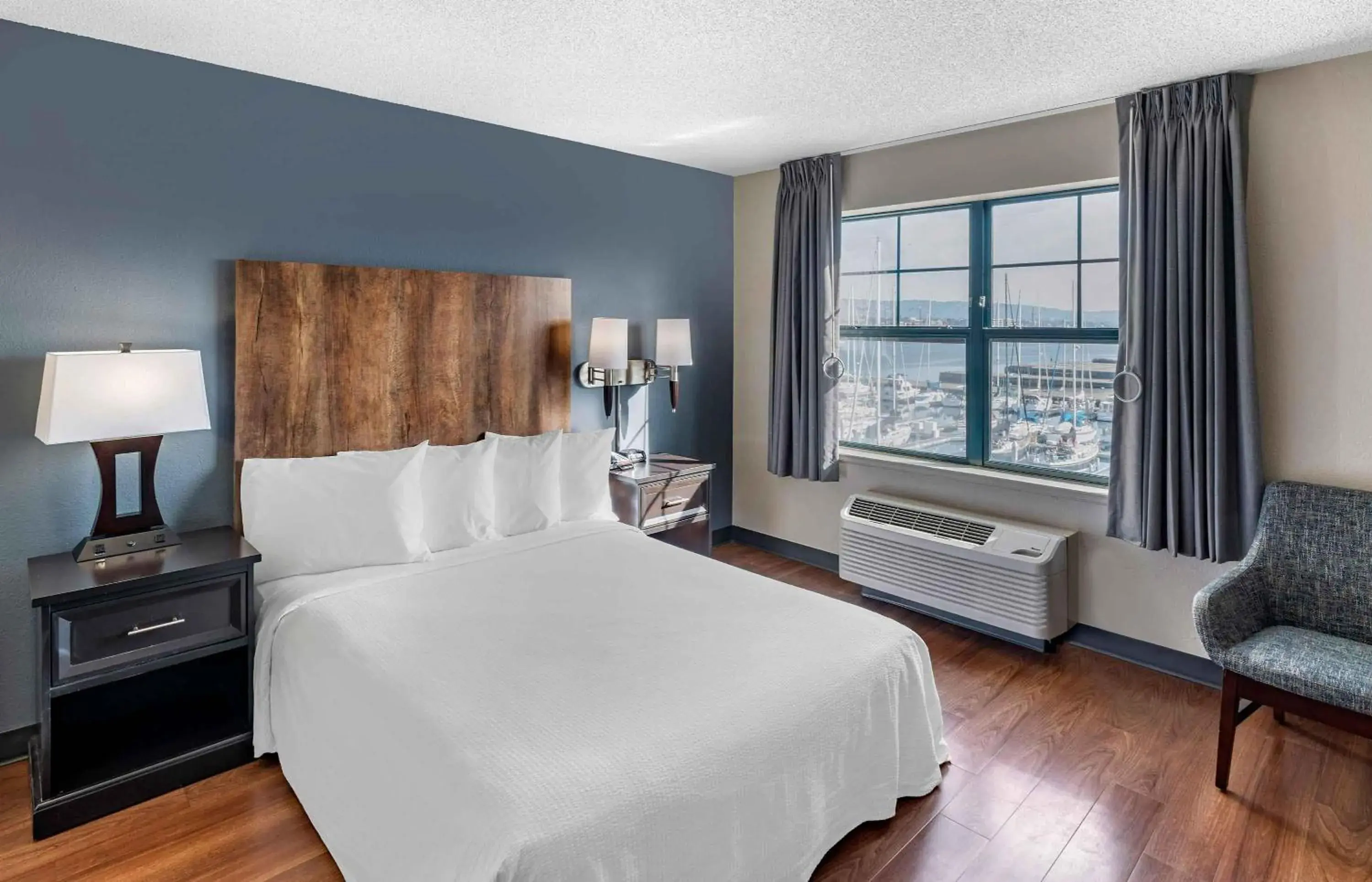 Bedroom, Bed in Extended Stay America Premier Suites - Oakland - Alameda Bedroom, Bed in Extended Stay America Premier Suites - Oakland - Alameda