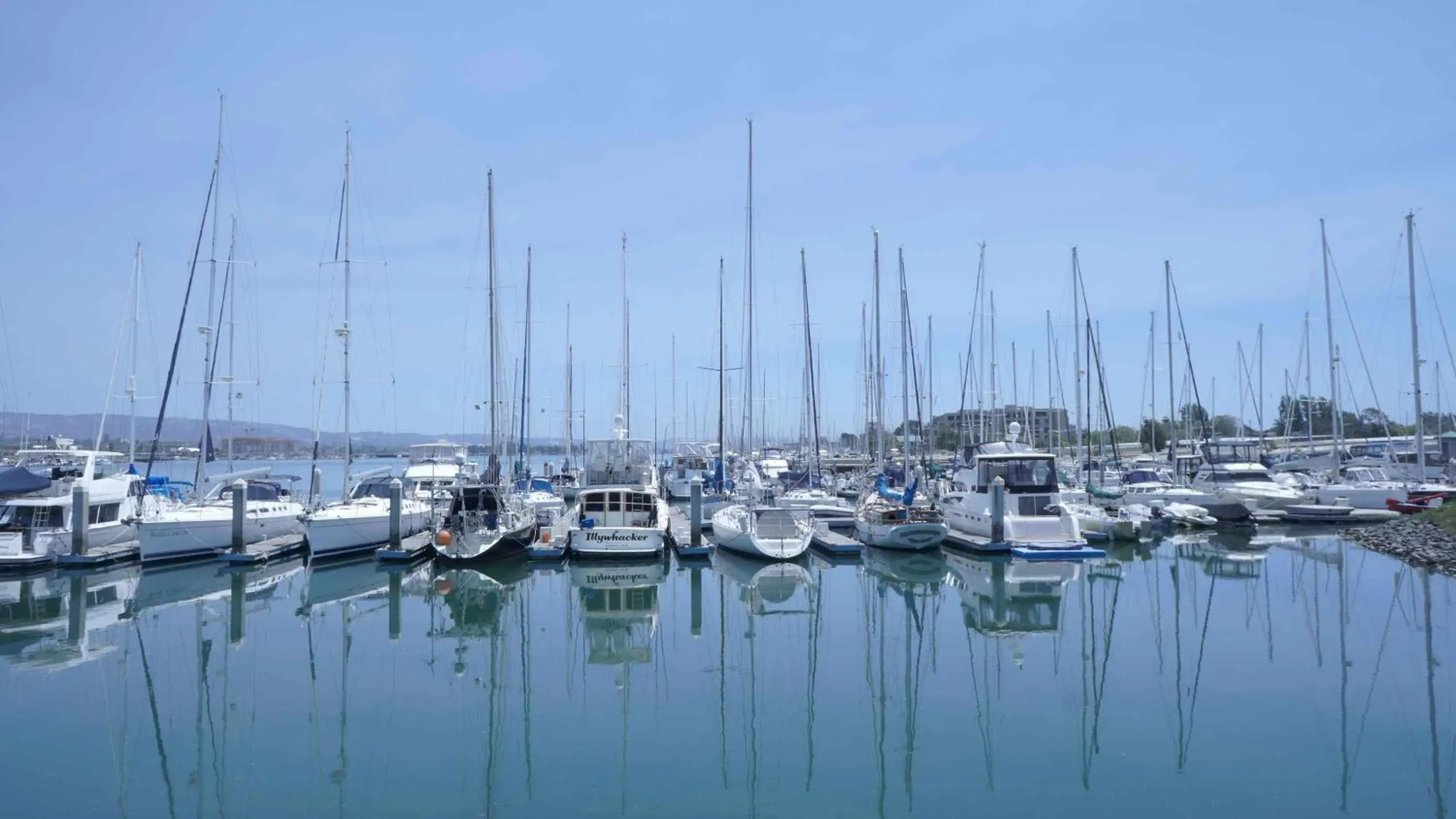 Property building in Extended Stay America Premier Suites - Oakland - Alameda Property building in Extended Stay America Premier Suites - Oakland - Alameda